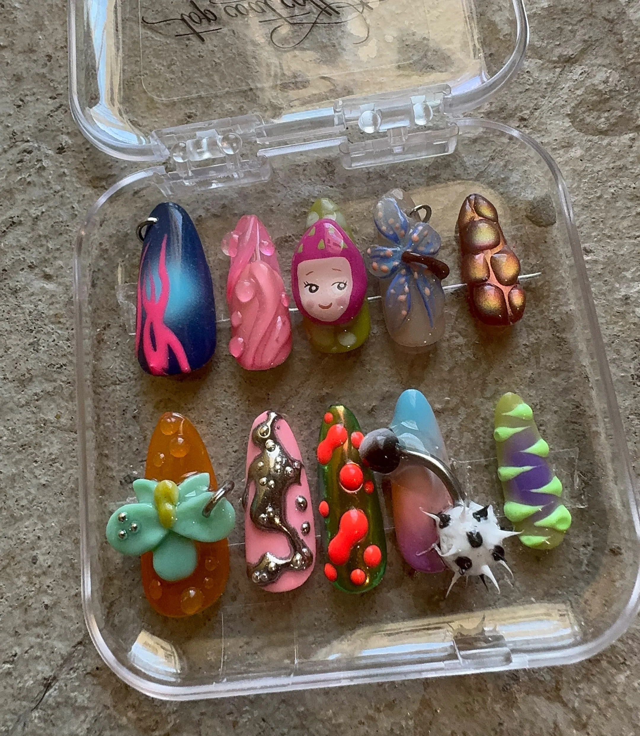 Custom-size, custom-design press-ons by @mami_topcoat 🥺❤️&zwj;🔥
If you&rsquo;re in Tokyo, come by for 30-min application!
If you&rsquo;re outside Japan, we can ship worldwide ✈️

&darr; how to order &darr;
1. DM us your favorite design
(or omakase 