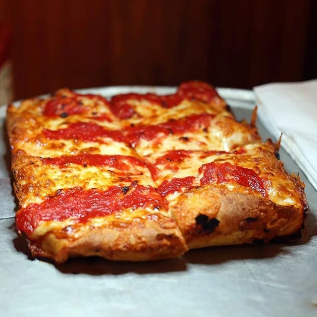 After hours of hitting pizzerias on some desolate stretches I hit Niki&rsquo;s in Greektown in the shadow of Detroit&rsquo;s GM building. There&rsquo;s a strip club around the corner. A hotel and casino too. The place is really big.
🍕
Tall ceilings,