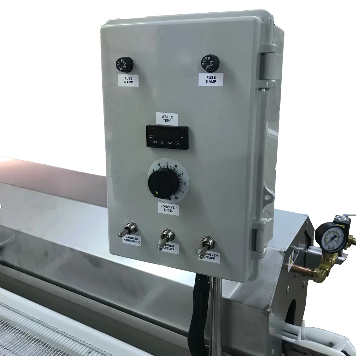 Control box mounted at operator station makes operation simple.