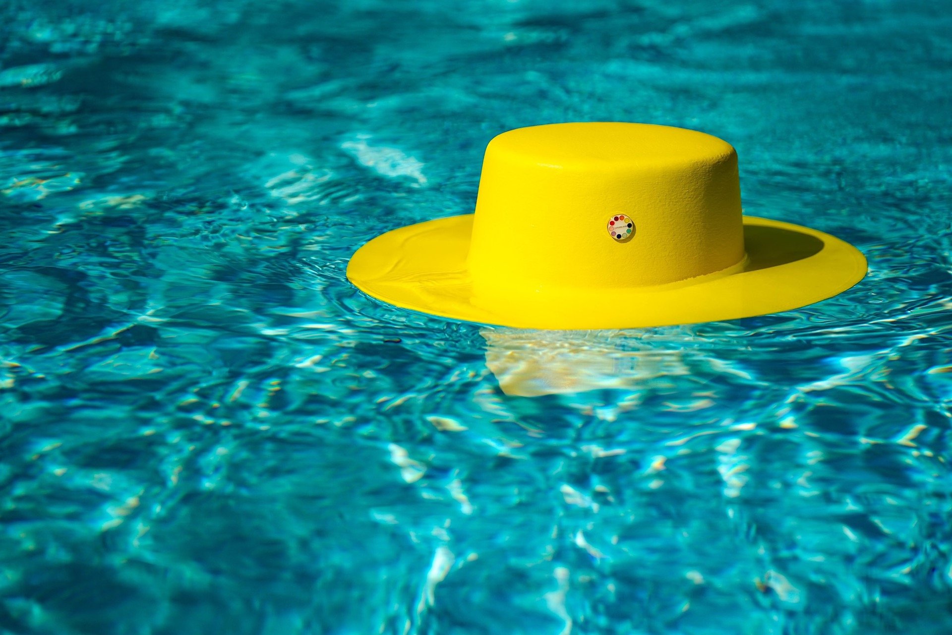 colorful-summer-hat-palm-springs-superbloom-yellow-reflecting-pool-lifestyle.JPG