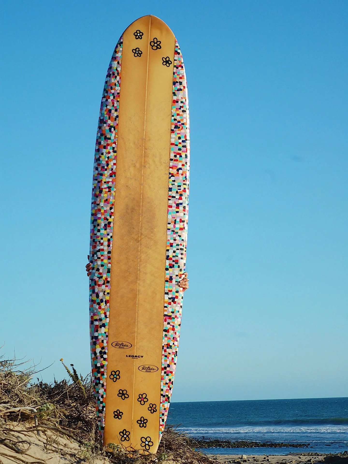 @superbloom.world UPCYCLED SURFBOARD NO. 1 
Thank you for the sweet canvas this summer @jeanpvand 🌼🤙🌊🏄🏼‍♂️🌀💙🎨 Painted in 10 original SUPERBLOOM colors + 4 neutral tones✨
#SUPERBLOOM #Ventura #CustomSurfboard #VisitVentura