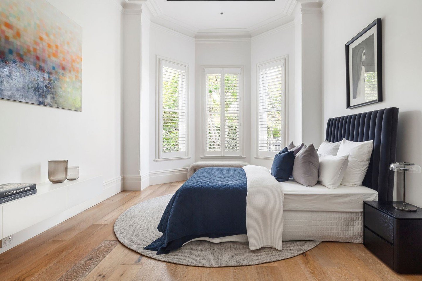 Style Notes | A round rug adds an unexpected element to this beautiful guest bedroom, mirroring the curve of the bay window and creating a focal point. ⁠
⁠
Styling | @cooperrobinsoninteriors⁠
Stylists | @khaseem.stylist @stef_spp⁠
⁠
_______________⁠
