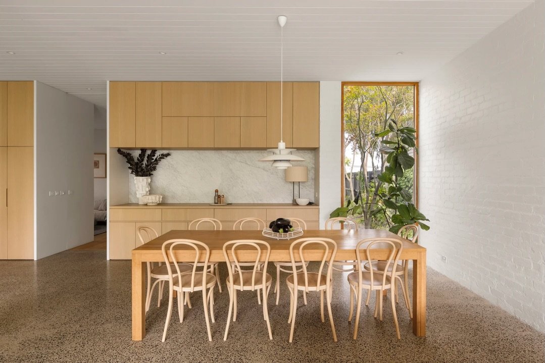 A 360&deg; visage of this TOTAL dream of a house.

@pruelouisew achieved the perfect balance of energy and calm, sticking to honey-toned timbers, rich, yet understated colour and serene, milky ivory. Just a complete- YES. 🙌🏽 

41 Murphy Street | Br