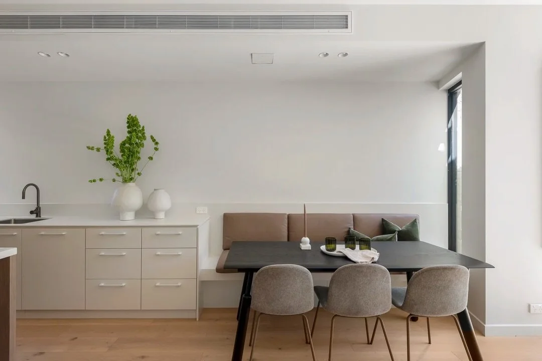 Banquette seating is ALWAYS a good idea. 🤌🏽

Milk chocolate tones are too. 👌🏽

5 Bunalbo Avenue | South Yarra

Agents | @daisytoogood_kayburton @mattbdavis_kayburton @acondon_kayburton @kayandburton

#banquetteseating #banquette #diningtable #kit