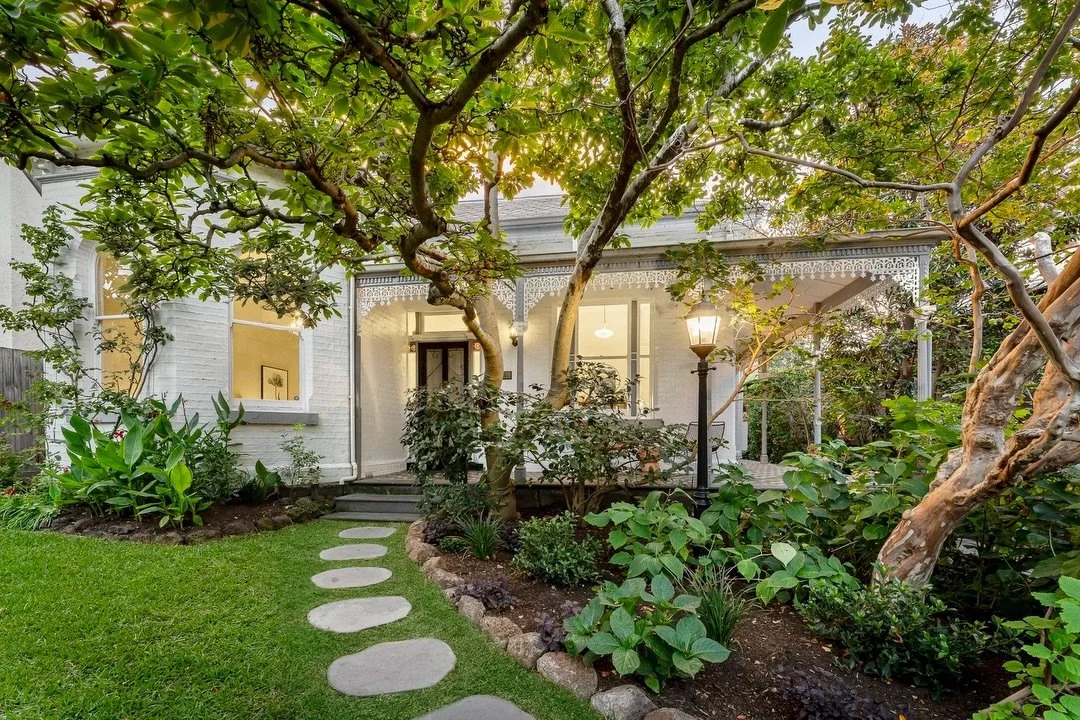 Back to normal programming with this sweet home that serves up Victorian romance in spades!

7 Hawksburn Road | South Yarra

Agents | @abbyinnes_marshallwhite @richardmackinnon @marshallwhiterealestate 

#propertystyling #victorianhome