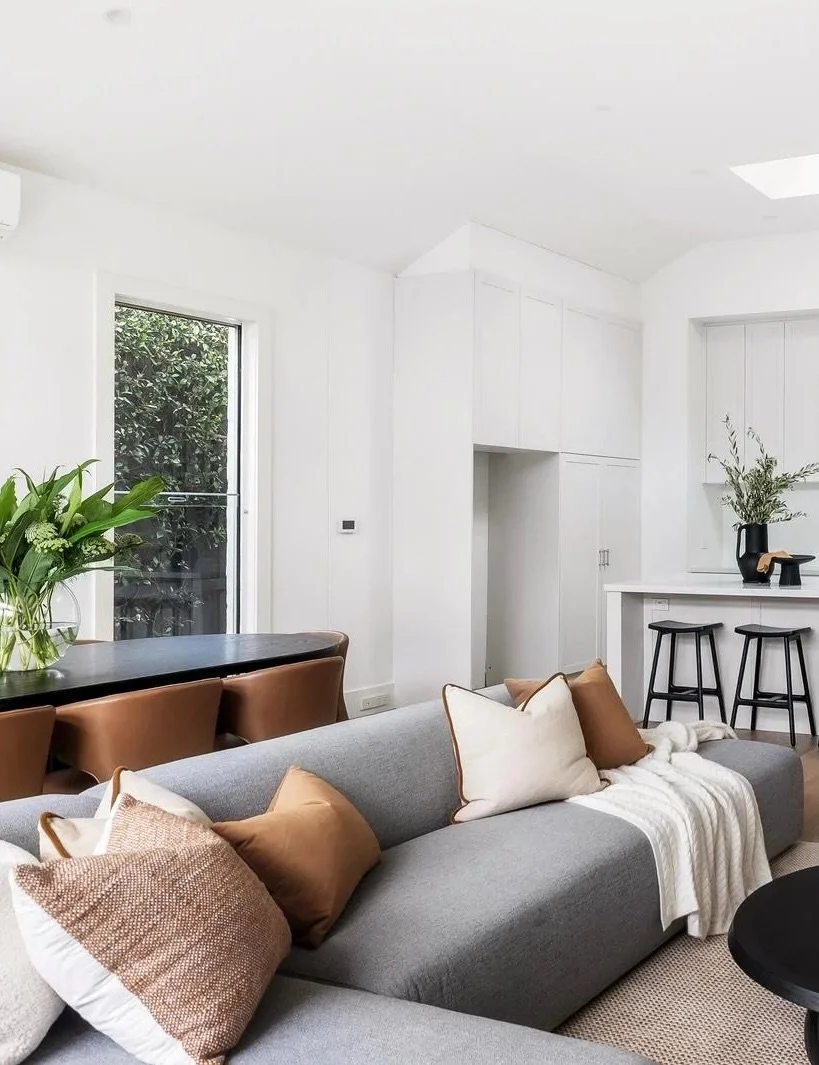 The chic-est family room. 👌🏽

8 Moorhouse Street | Armadale 

Agent | @andrewmacmillan.property @nathan.waterson @hannahyoul_ @jelliscraigstonnington 

#familyroom #greysofa #carameldetails #propertystyling