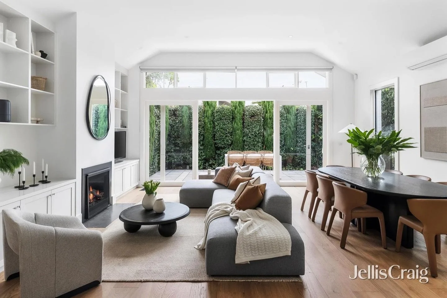 Beautiful space. Beautiful styling. 

8 Moorhouse Street | Armadale 

Agent | @andrewmacmillan.property @nathan.waterson @hannahyoul_ @jelliscraigstonnington 

#familyroom #greysofa #carameldetails #propertystyling