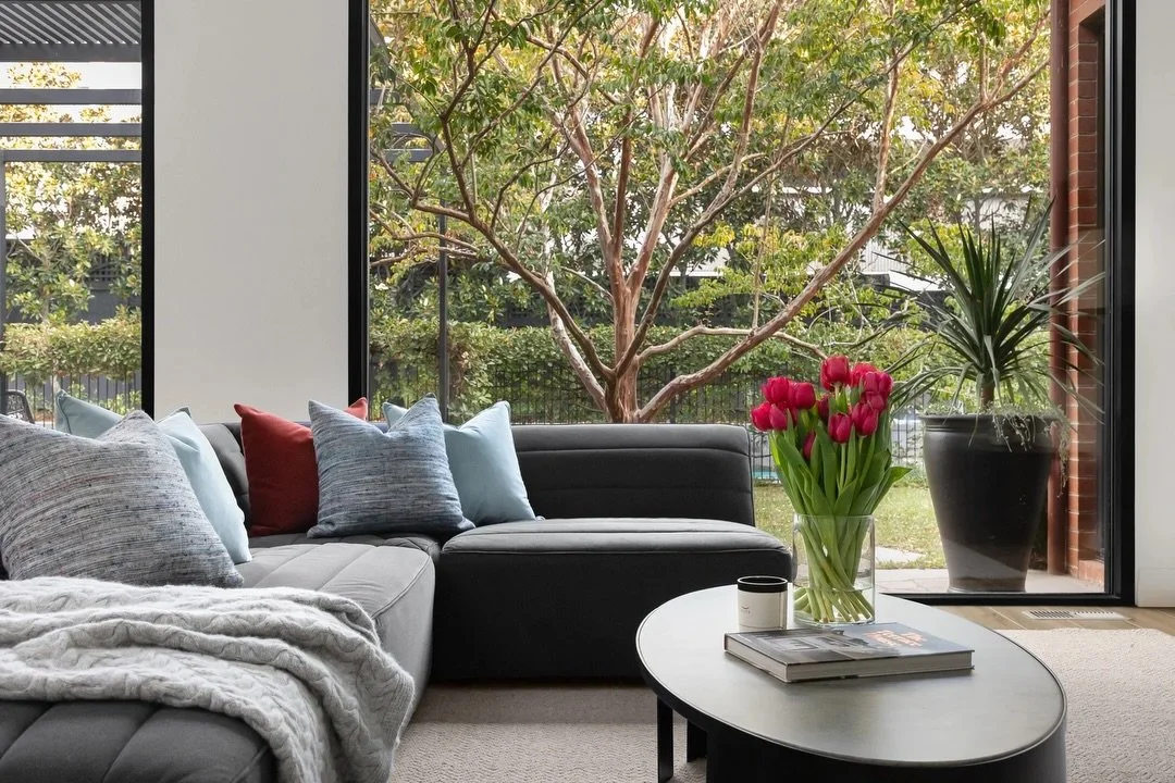 Contrasting colours and pops of vivid red echoed the clean lines of this gorgeous home. Adore. 🙌🏽

8 Irymple Avenue | Glen Iris

Agents | @rae_tomlinson_property @thetomlinsonbrothers @marshallwhiterealestate @the_houses_of_central_park 

#redtulip