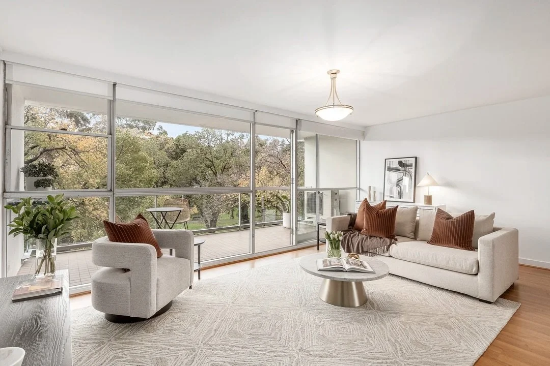 An ICONIC 1960s apartment block in the primo-est of locales&hellip;yes. Please. 

The Domain Park building by @robin.boyd.foundation , completed in 1962 🍸 and last sold in 1982 (?!) this is a GEM people!! 

What a complete TREAT to style. 🙌🏽

3.2/