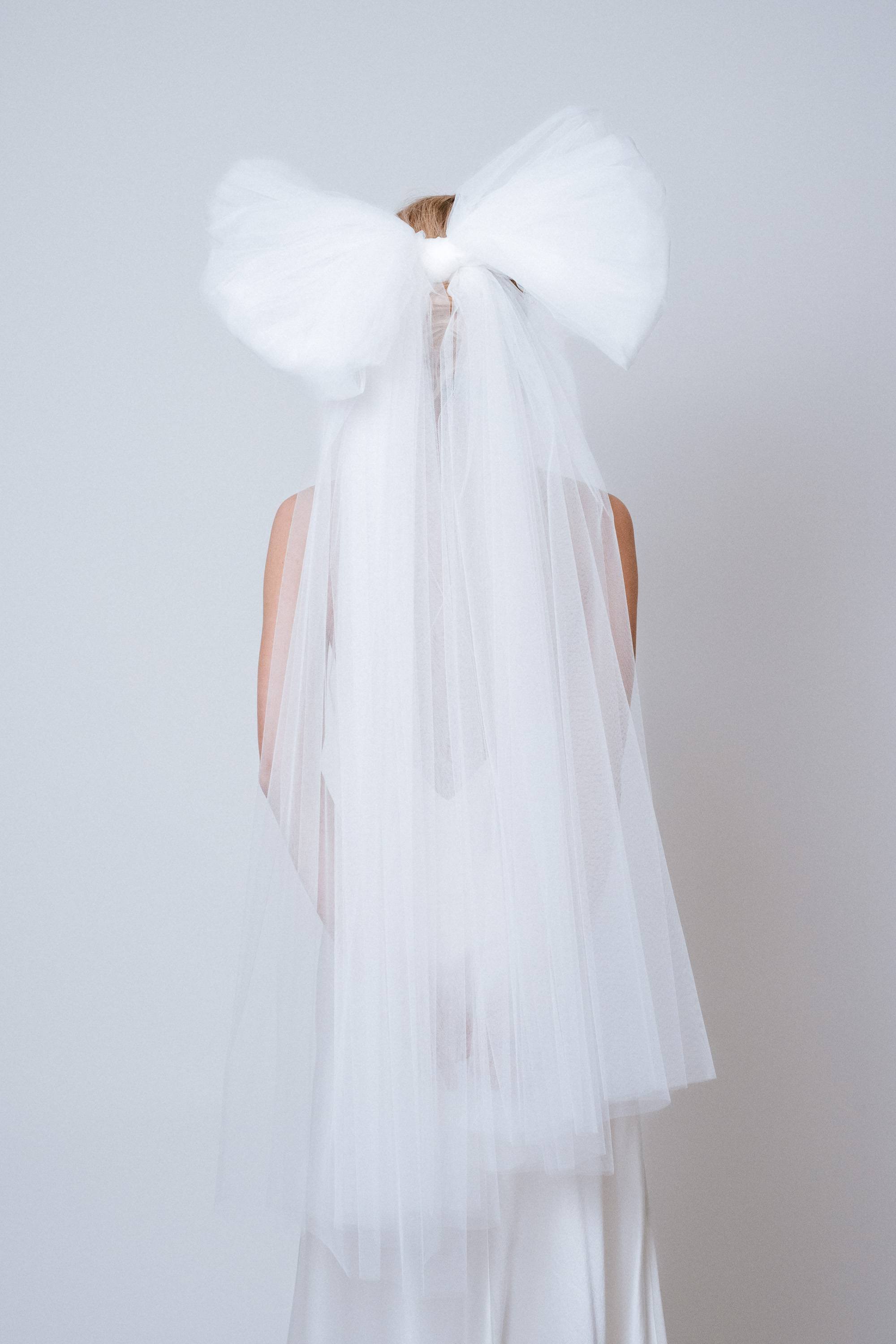 Close-up back view of the Statement Bow Veil focusing on golden comb and bow detailing