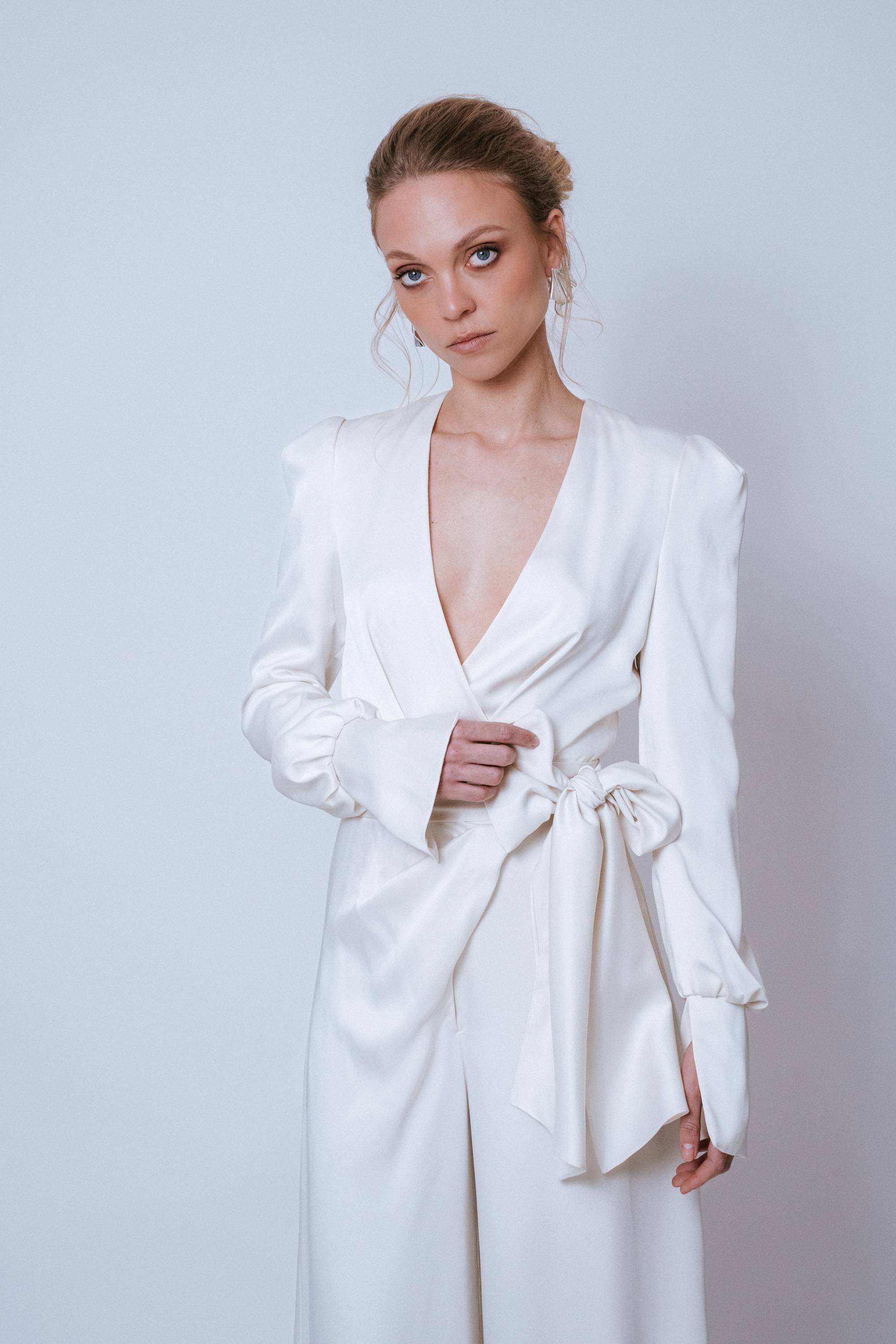 Close-up of front neckline and shoulder folds on the sleeve