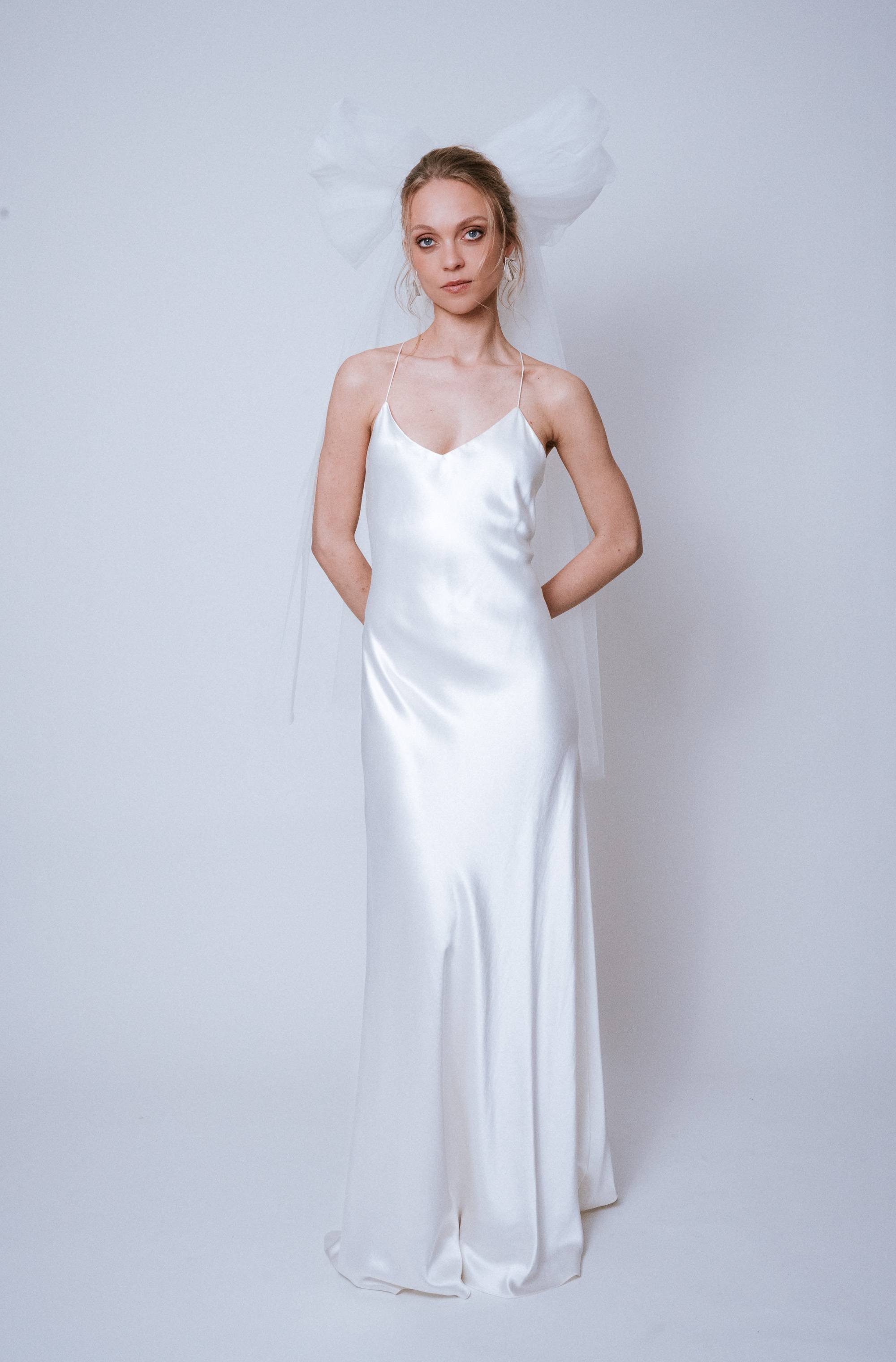 Front view of the Statement Bow Veil showing bow placement and hip-length tulle ties
