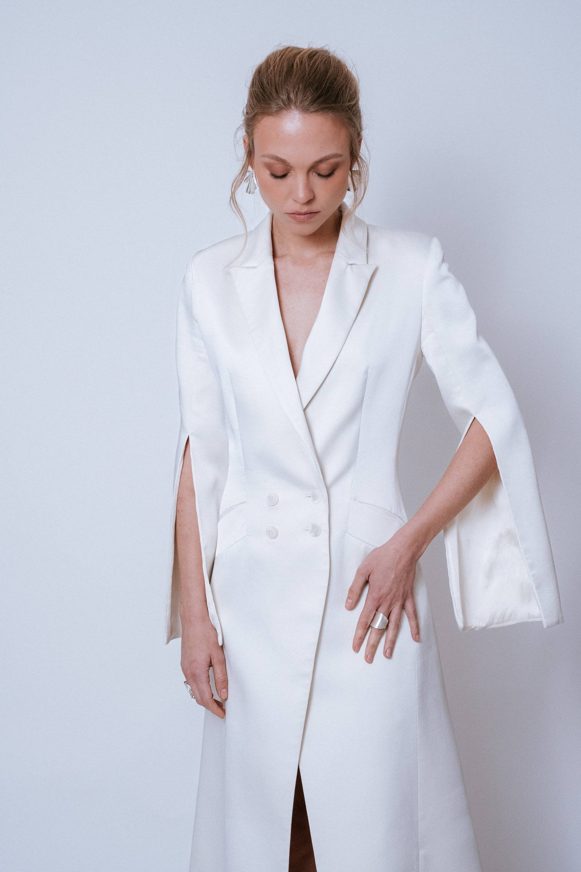 Front close-up showing button placement and crepe texture