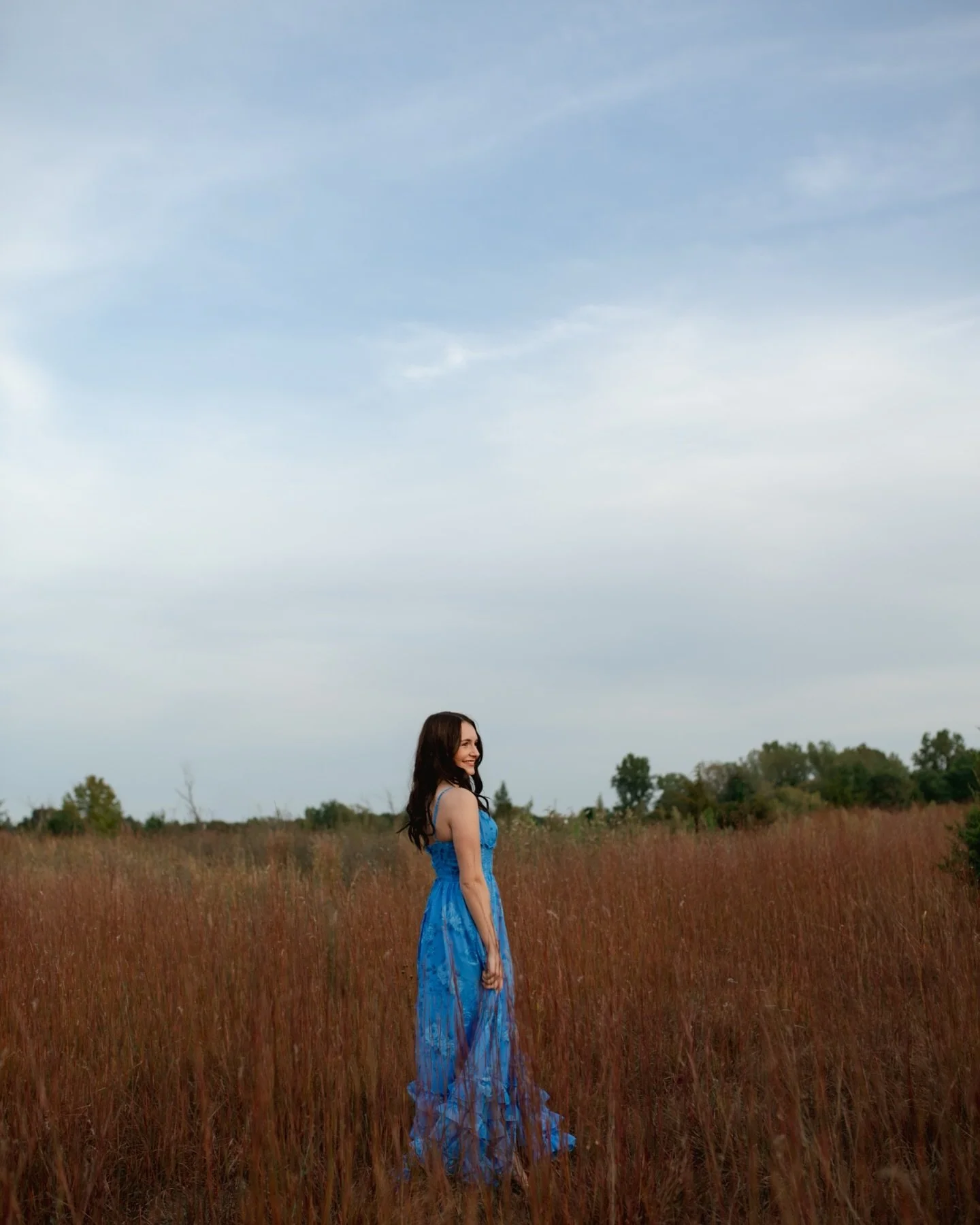 Still wrapping my mind around the fact that I got to capture senior photos for the daughter of my childhood babysitter. 🥹 Hearing about her dreams for the future and reminiscing with her mom about the old days felt like a full-circle moment in the s