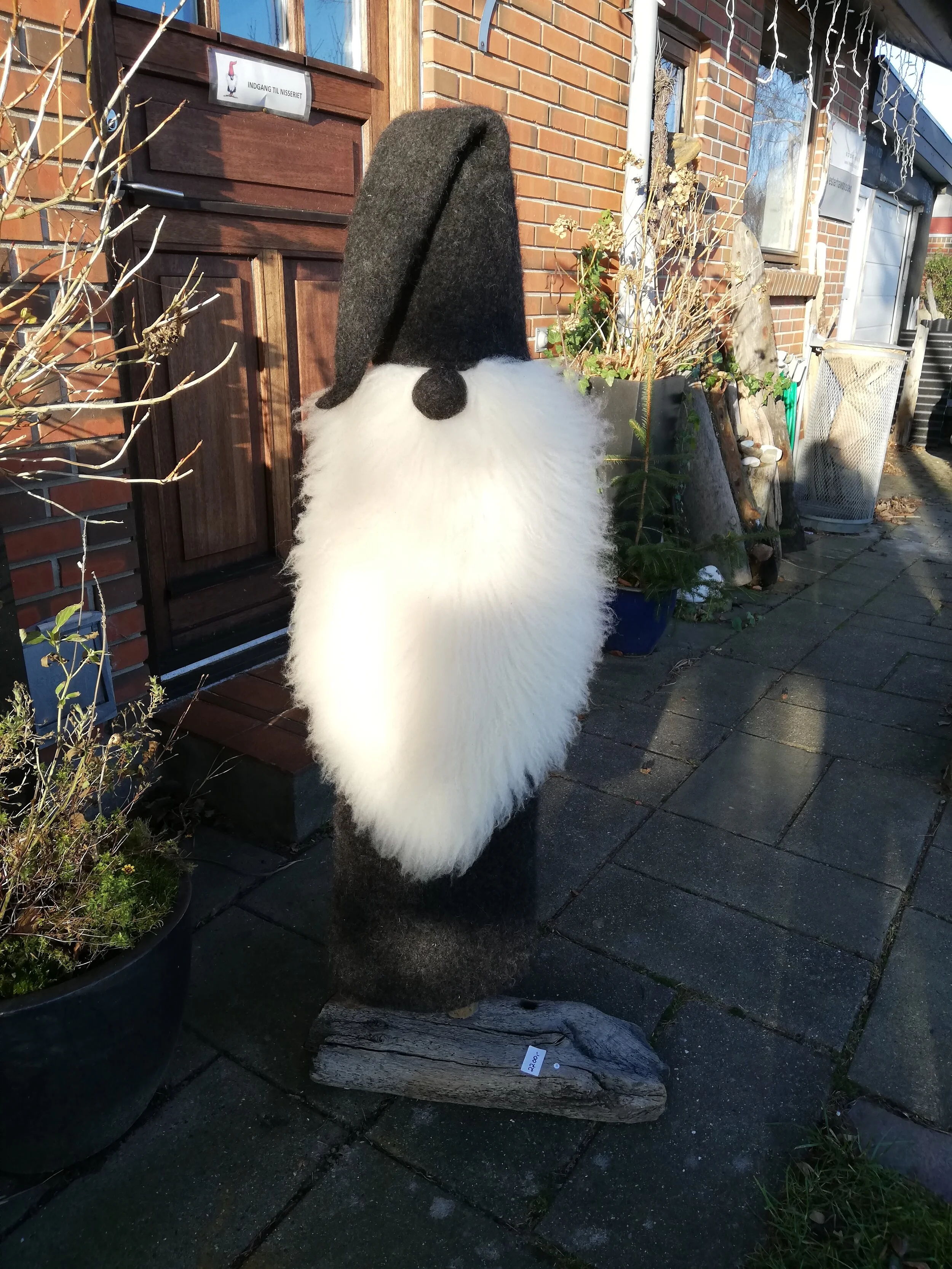 Nisse cpr nr. 241201-0008 - Stor koksgrå med skæg leichester lam - højde ca. 117 cm med koksgrå hue