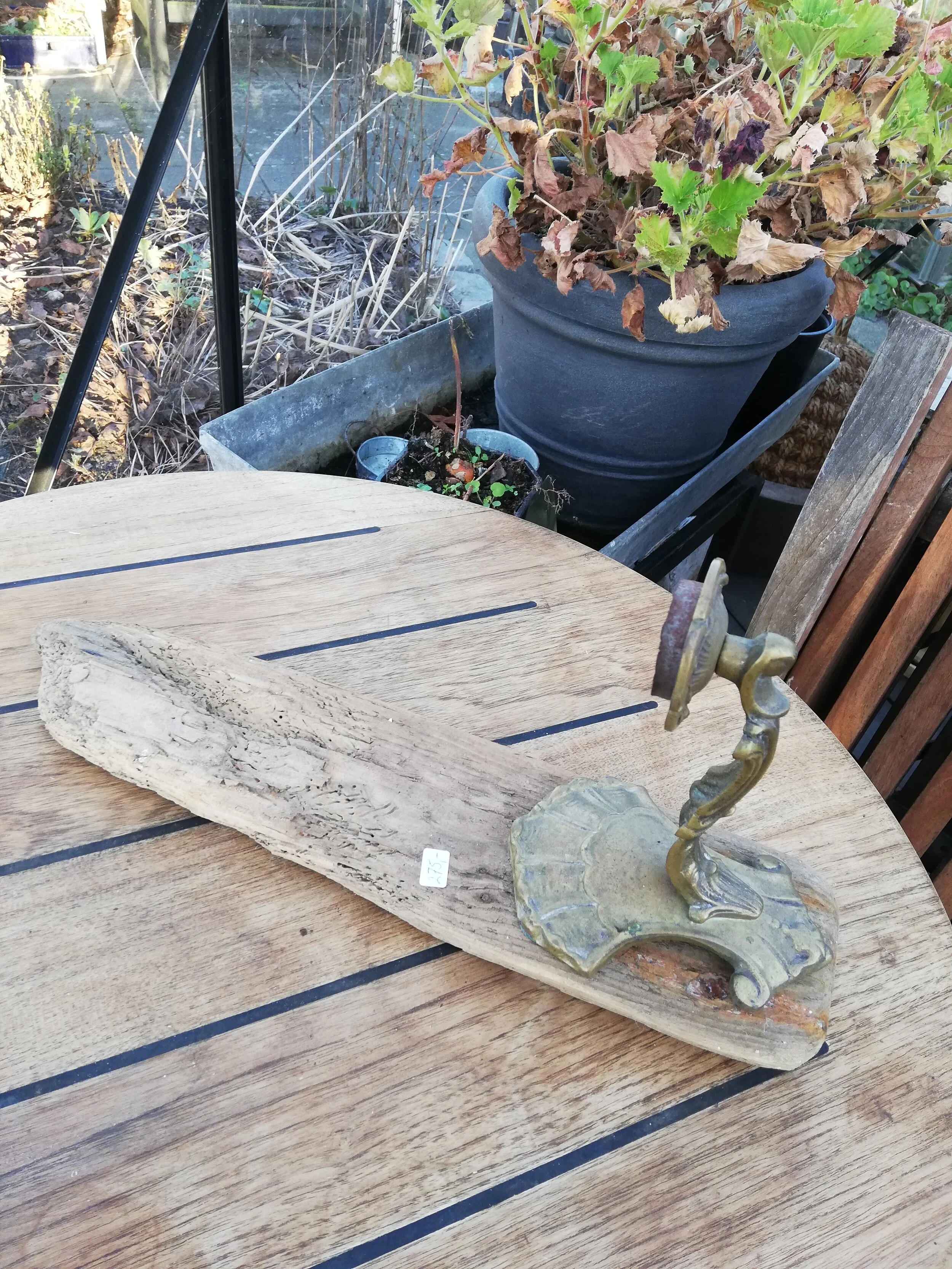 Vare nr. 57 - drivtømmerlysestage m. messing til væg - H45 cm B11 cm