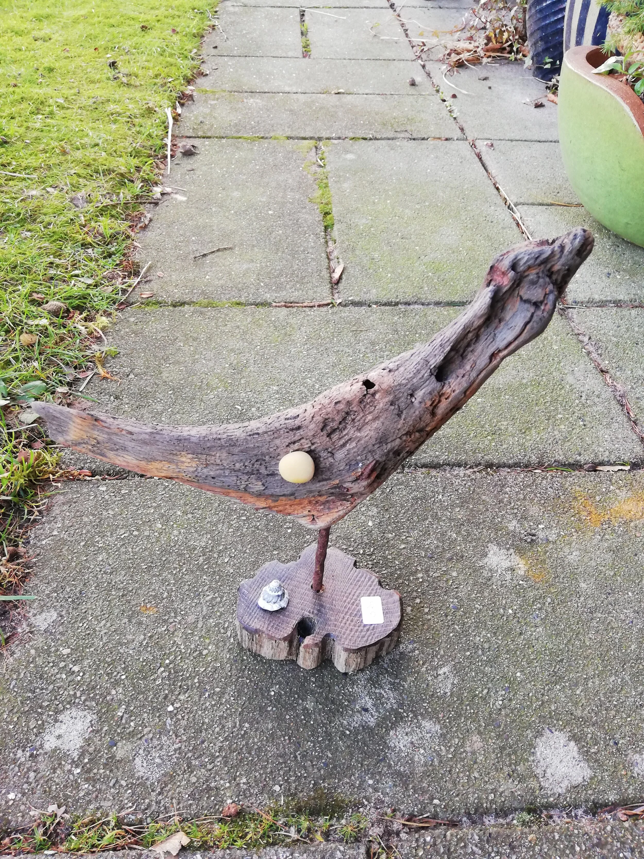 Vare nr. 66 - Drivtømmerskulptur m/musling og sten - H26cm L27cm B10cm