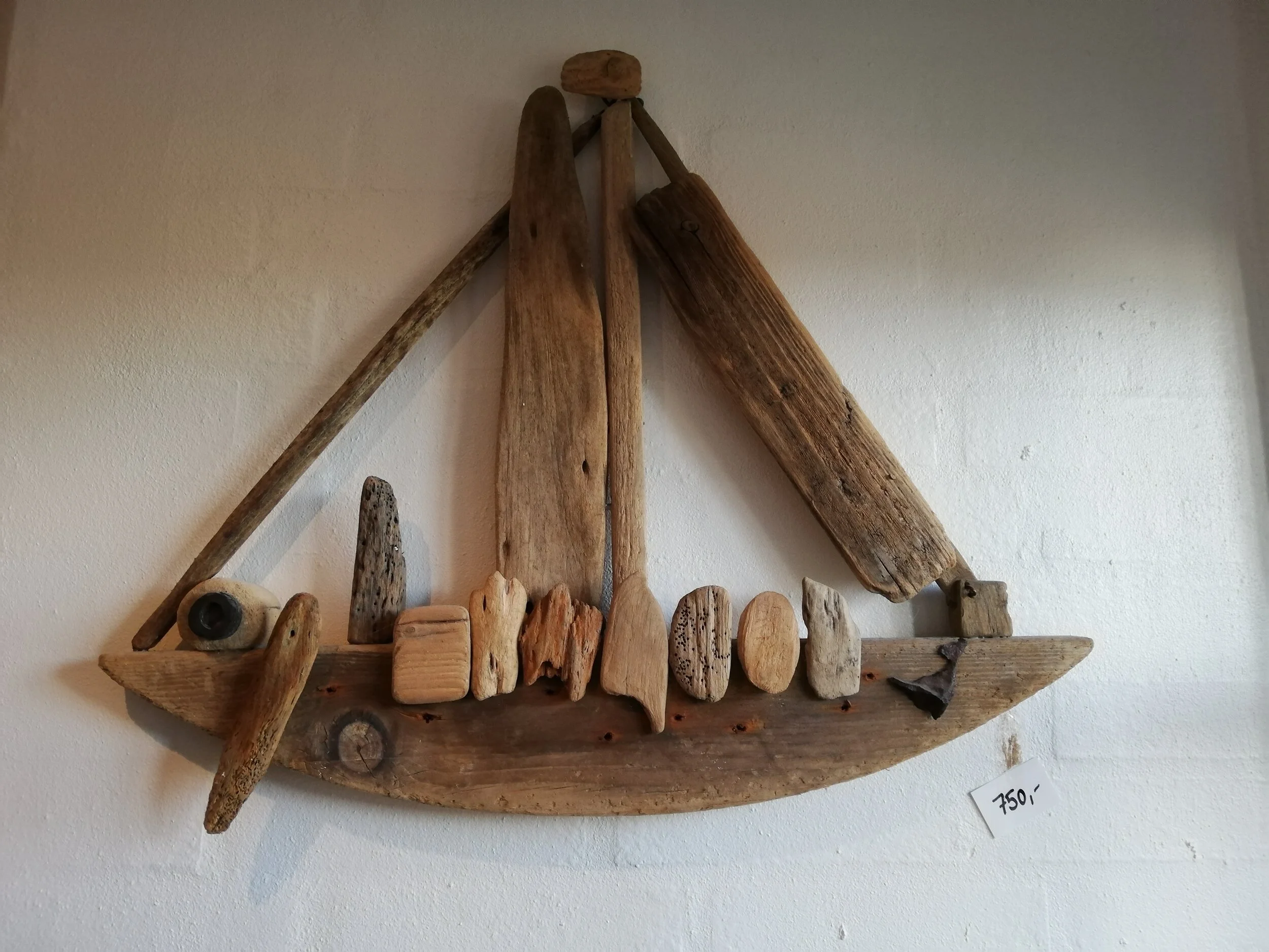 Vare nr. 68 - Vikingeskib af drivtømmer - væghængt H53cm B65 cm