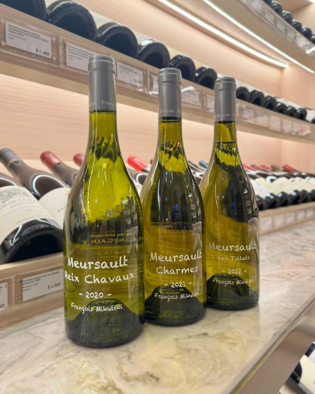 第一次見到Domaine Francois Mikulski嘅酒,有冇俾佢嗰個label吸引呀?好似粉筆字嘅酒標設計,靈感其實係嚟自釀酒師陳年時在酒桶上寫嘅筆記,好subtle咁帶出釀酒背後嘅心機同故事。只要見過一次,以後喺一堆酒入面你肯定一秒搵到佢!😝
⠀
背後嘅Francois,喺布魯塞爾出世,細個喺布爾岡地葡萄園過暑假,慢慢培養出釀酒嘅興趣。跟舅父Pierre Boillot 學藝後,佢同太太Marie-Pierre喺1992年一齊開酒莊。
⠀
佢哋用心管理嘅有機葡萄園,用自家堆肥、翻土