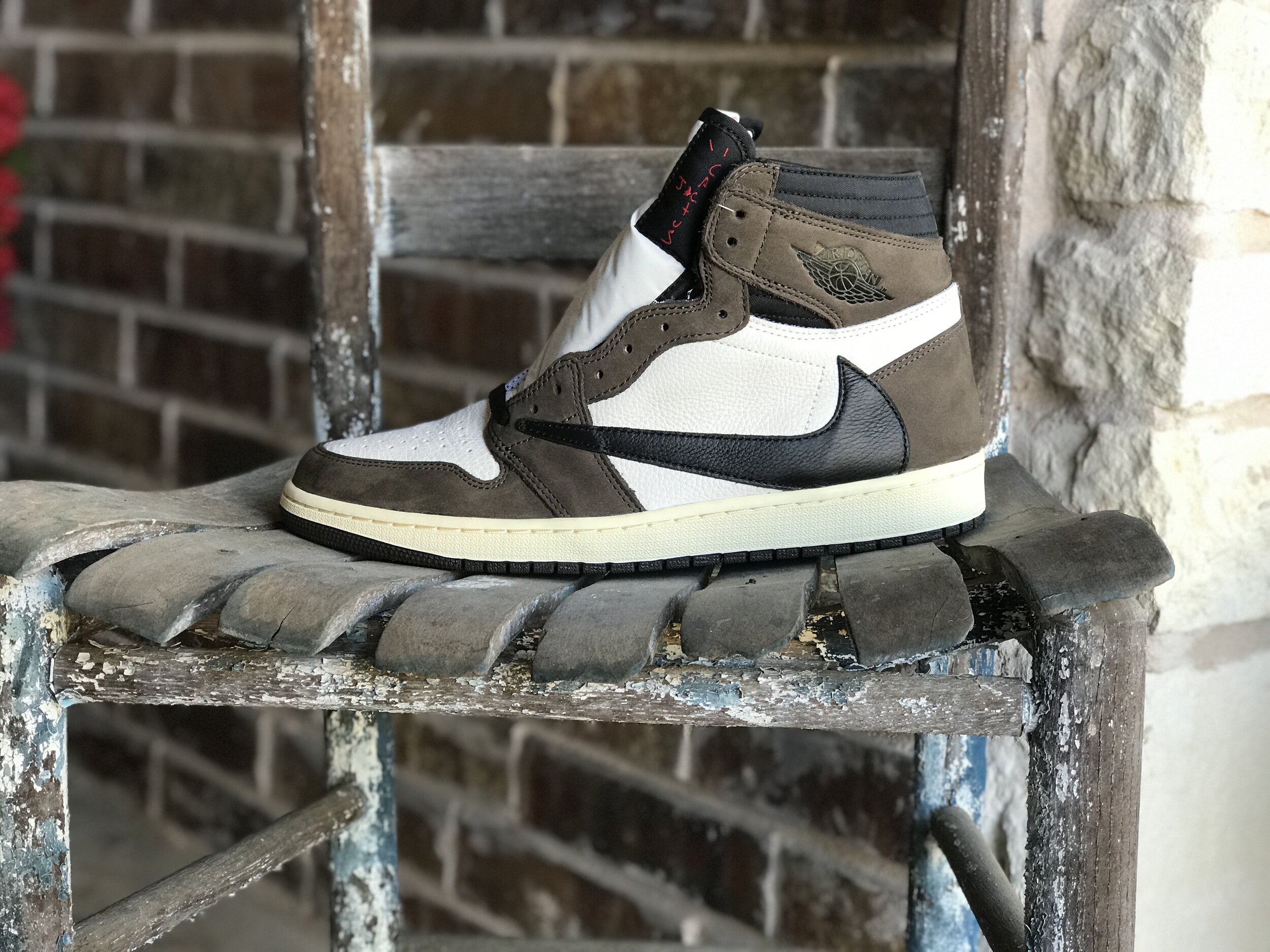 sollys astronaut Mening Review: Air Jordan 1 Retro High OG "Travis Scott" | The Retro Insider