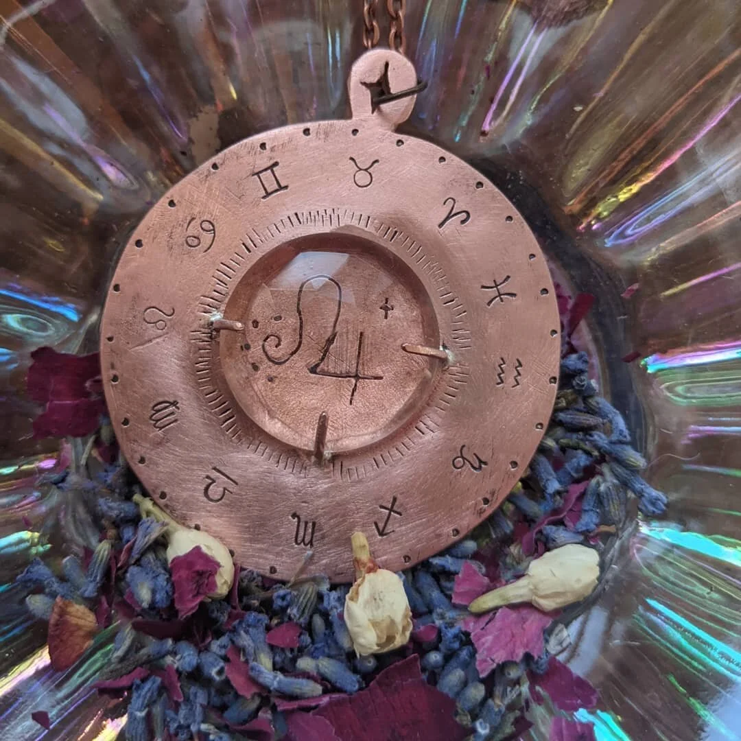 Jupiter, growth, expansion, healing, prosperity, good fortune, and miracles. Made for a Scorpio Sun, Aquarius Moon, Leo Ascendant fixed love ✨♏♒♌🌞
.
.
.
.
.
.
#astrology #astrologyjewelry #zodiac #zodiacjewelry #copperjewelry #copper #metalsmith #in