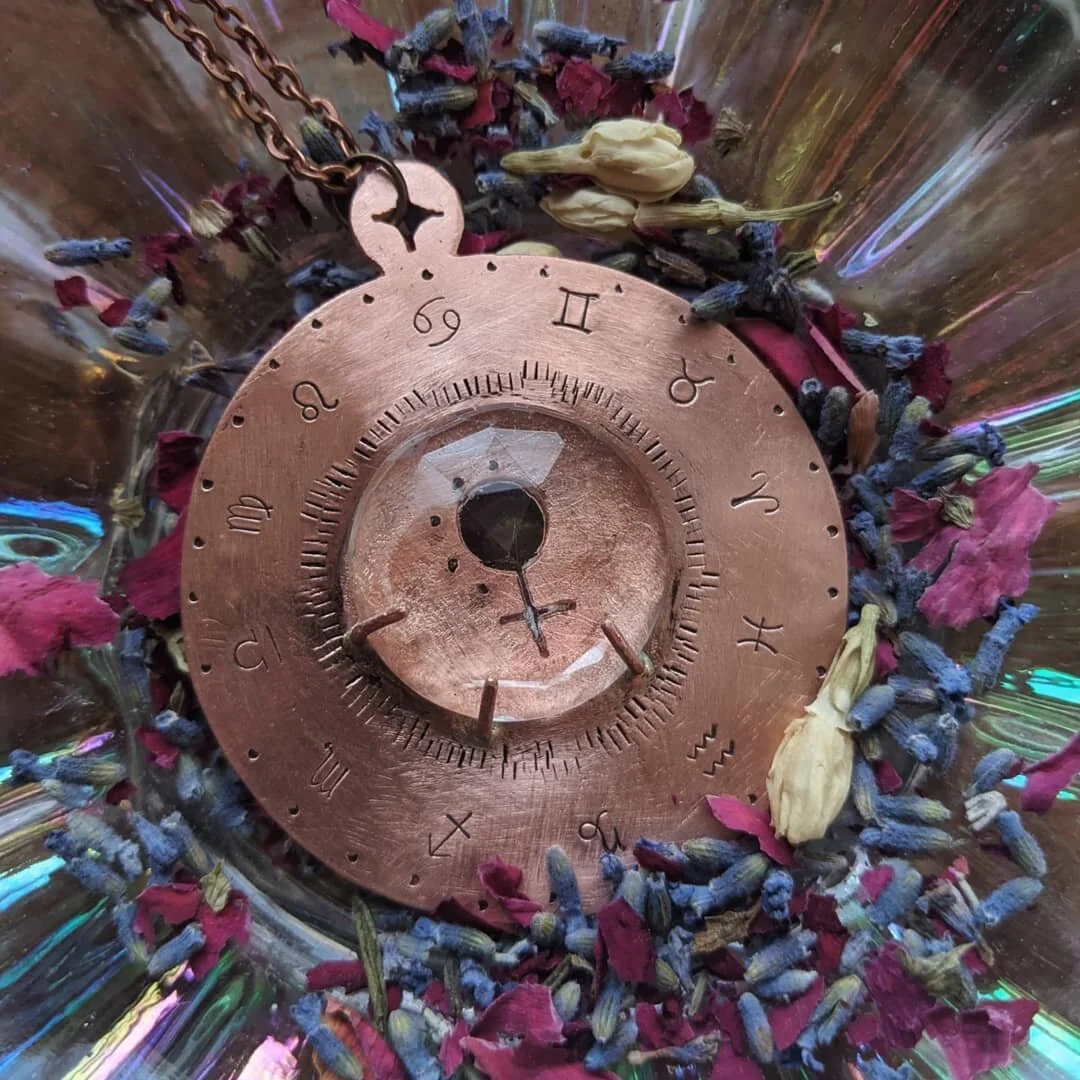 Venus, all things pleasurable. Sun in Sagittarius, Moon in Aquarius, Libra Ascendant, chart ruled by Venus, in copper and clear quartz ♀️♐♒♎✨
.
.
.
.
.
.
#astrology #astrologyjewelry #zodiac #zodiacjewelry #copperjewelry #copper #metalsmith #instasmi