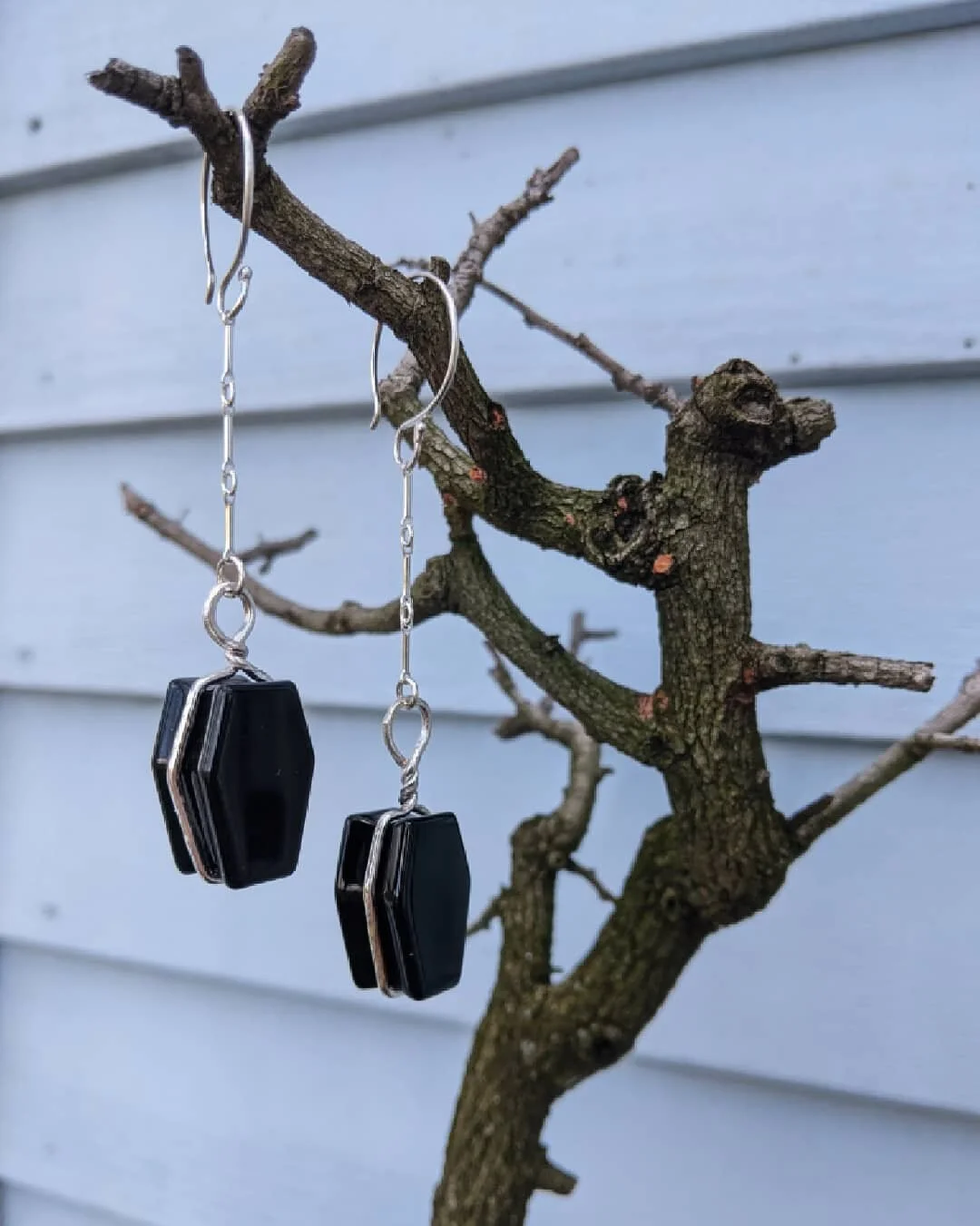 Onyx coffins for Katie! ⚰️✨ She had these adorable coffin plugs, but they were too pointy and uncomfy in her ears so she had me make them into something more wearable. So much fun!!! TY @ktbrogan for letting me decorate your lobes !