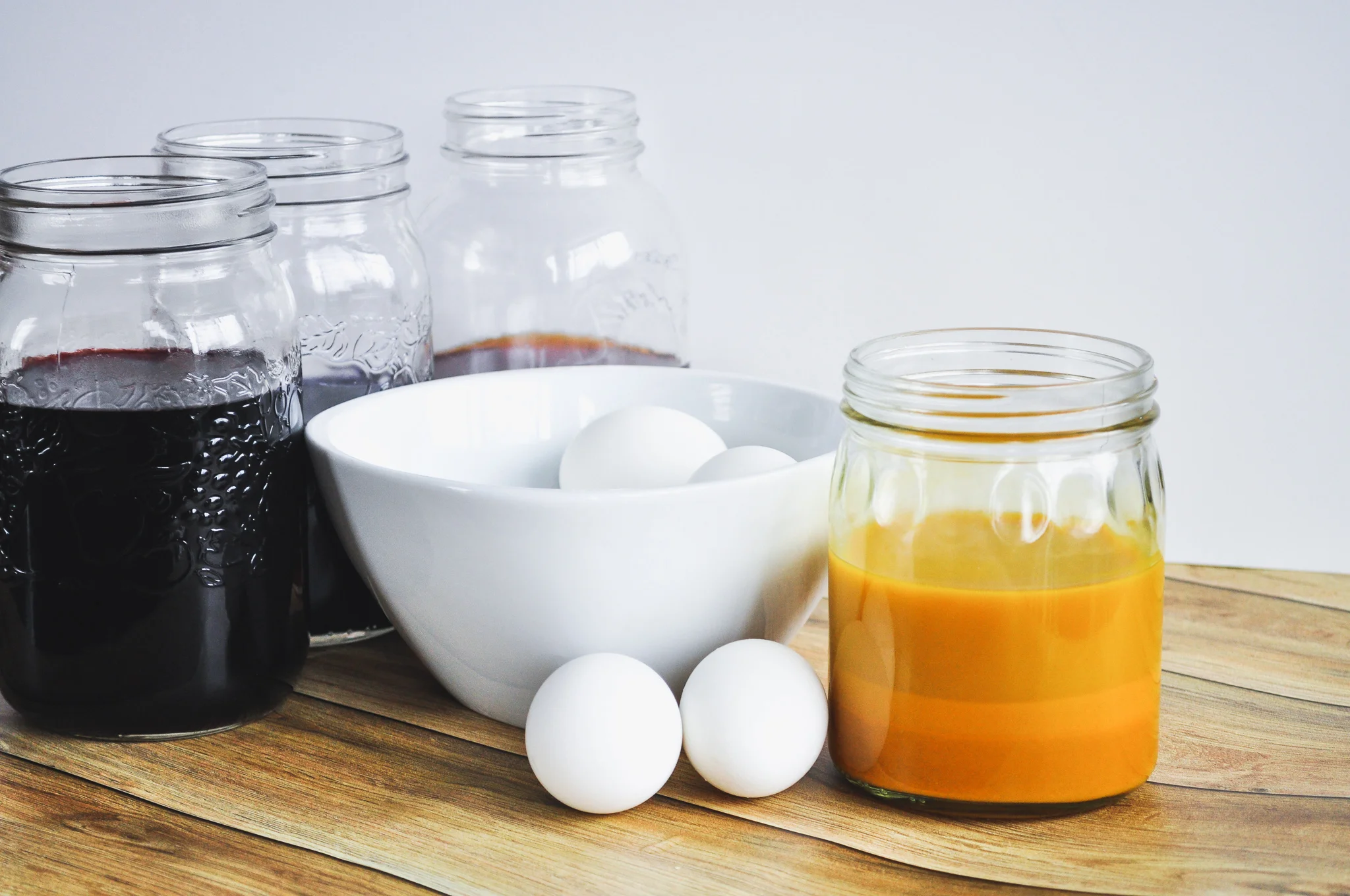 Eggs_and_dye.jpg