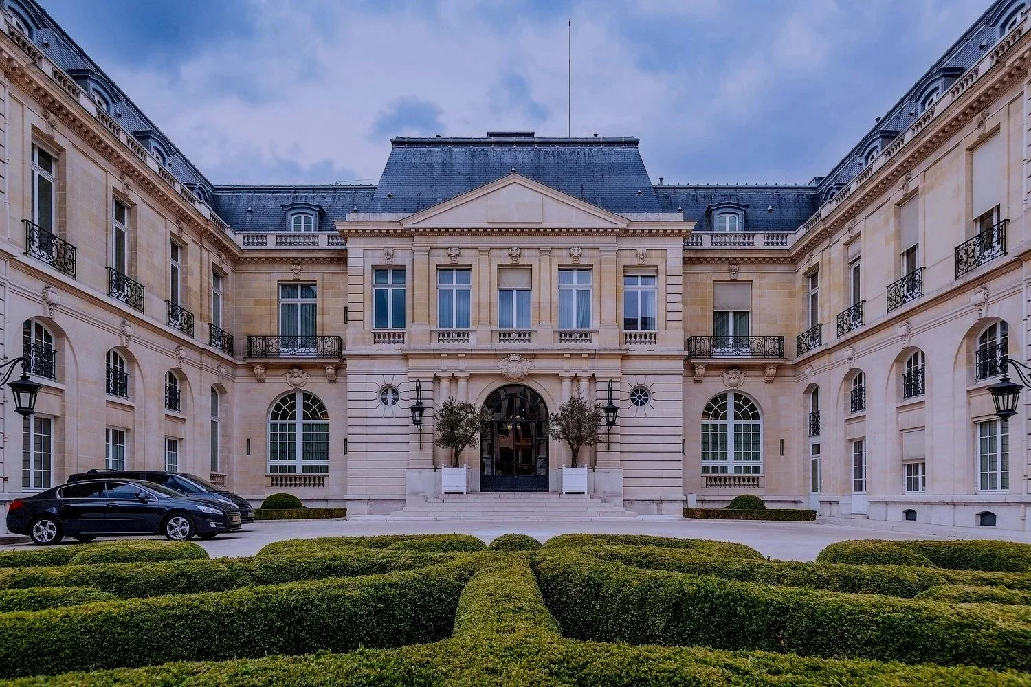 Château_de_la_Muette,_Paris_20_March_2019_002.jpg