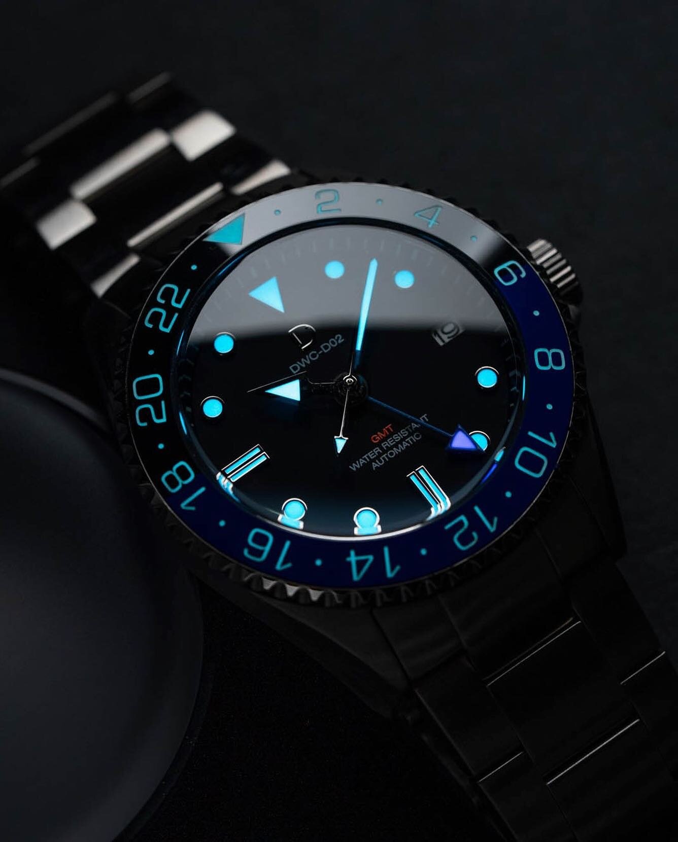📸 Behold this stunning lume shot, showcasing the luminosity of our timepiece like never before. 🔦⌚️
🔬 Did you know you can create your own lume dial and hands at home? It's true! Our luming kit provides everything you need to unleash your creativi