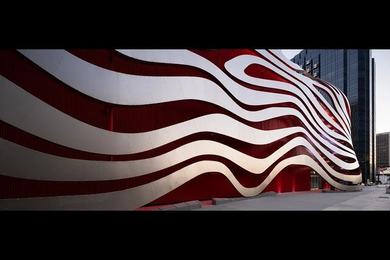 Our final stop was the Petersen museum, just in time for the lights to pop through in twilight too. I tried out a polarizer for the first time in the first shot, and I think it made a better picture, but it started give that &lsquo;wide angle polariz