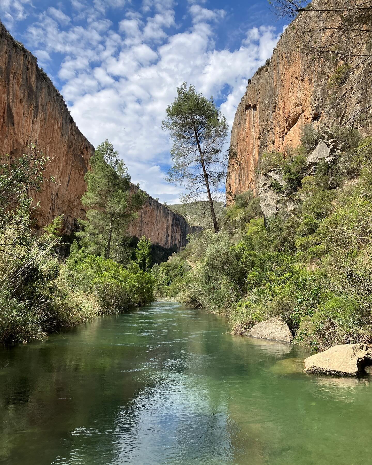 Hiking in Chulilla along the Turia river and the &ldquo;Ruta de Los Calderones&rdquo; between the steep canyon walls, suspended bridges, and drop dead vistas. Thanks @jamelly35 Jamel &amp; Mike for a great trek today. #chulilla #expatlife