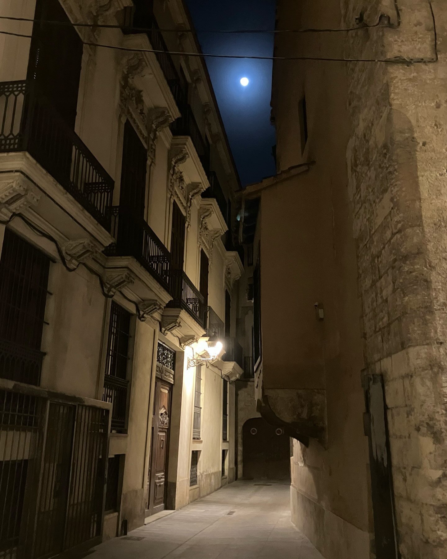 Val&egrave;ncia, 98.8% full moon. On the other area side of this earth - with a smoke-shrouded moon - please send support to the California Fire Foundation https://cpf.salsalabs.org/cff-donation/index.html which is a 501c3 nonprofit organization. The