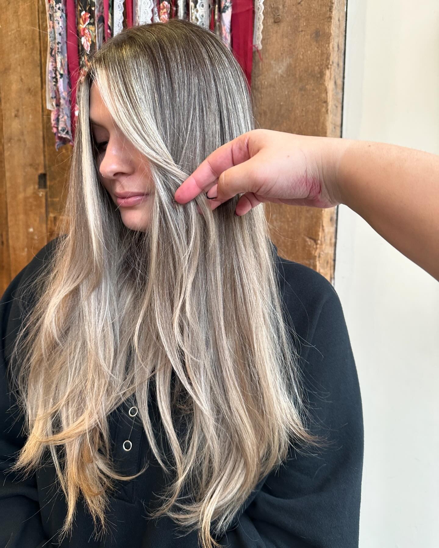 From &lsquo;lived-in blonde&rsquo; to &lsquo;life of the party&rsquo; 🌟 With the radiant glow of perfectly placed face-framing highlights, some delicate baby-lights, and cascading layers with a bouncy blowout, you can see why we say good hair days a