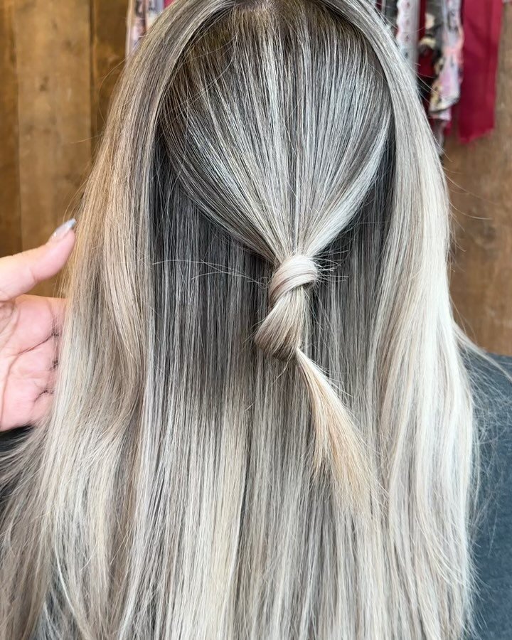 Our client is rocking these gorgeous bright babylights and cool ashy blonde balayage. It&rsquo;s all about that effortless glow with just a touch of sass! ✨

Color by Carmela ✂️ @artistrybycarmela