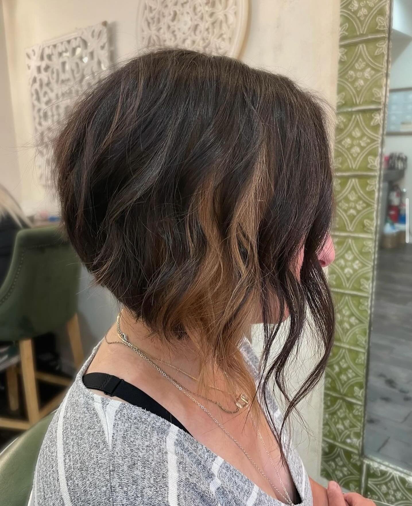 Wavy peekaboo highlights adding that perfect pop of color to a chic razor-cut bob. 💇&zwj;♀️✨ 

Color &amp; Cut by Jasmine ✂️ @jasminep_hairstylist