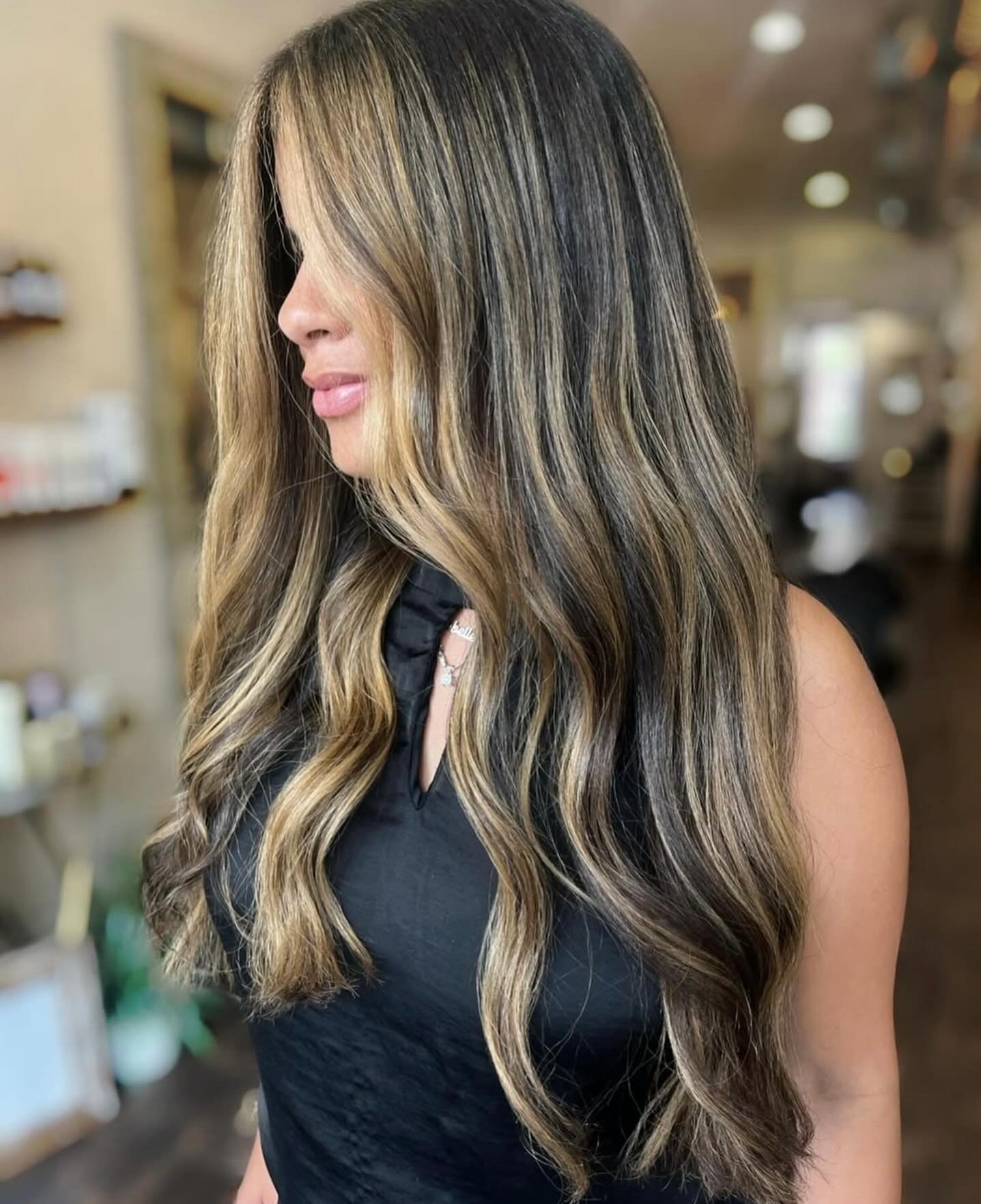 Just like the perfect coffee and ice cream combo, this brunette balayage is a match made in heaven. So we&rsquo;re calling this color #Affogato 🤎 We&rsquo;ve blended rich, deep tones with sun-kissed highlights to create a color that&rsquo;s smooth, 