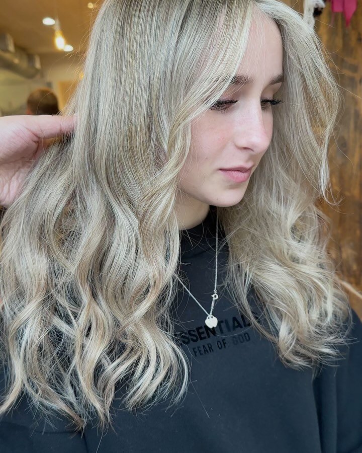 Blonde and bold, but always healthy and radiant! 🌟 It&rsquo;s essential to keep your blonde hair nourished and vibrant with the right care, and that&rsquo;s exactly what we&rsquo;re here for. Trust us to bring out the best in your locks! #BlondePerf