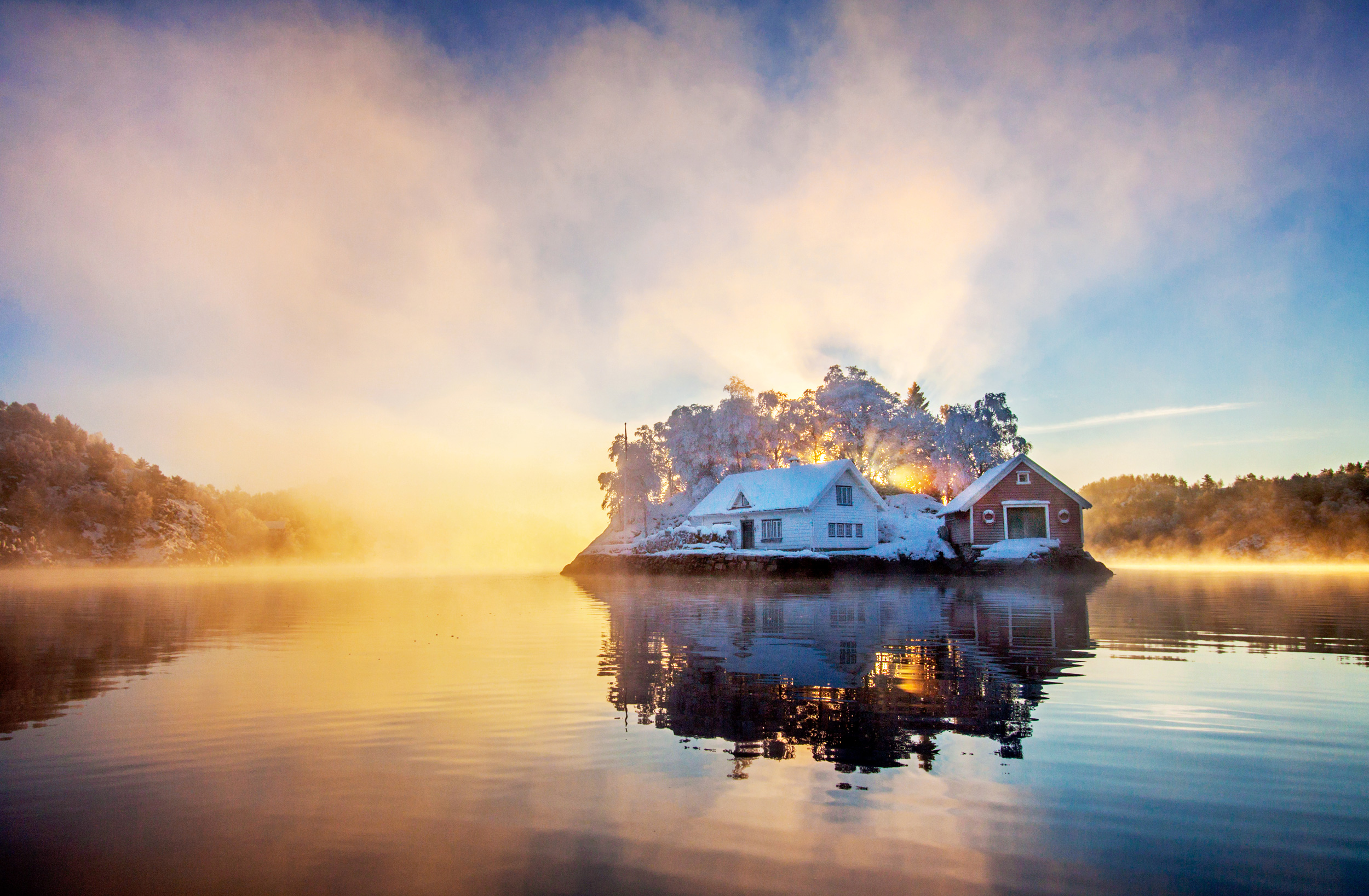 Домик на двоих на озере. Норвегия одинокий дом на берегу озера. Уединенный домик. Домик у озера. Домик на воде.