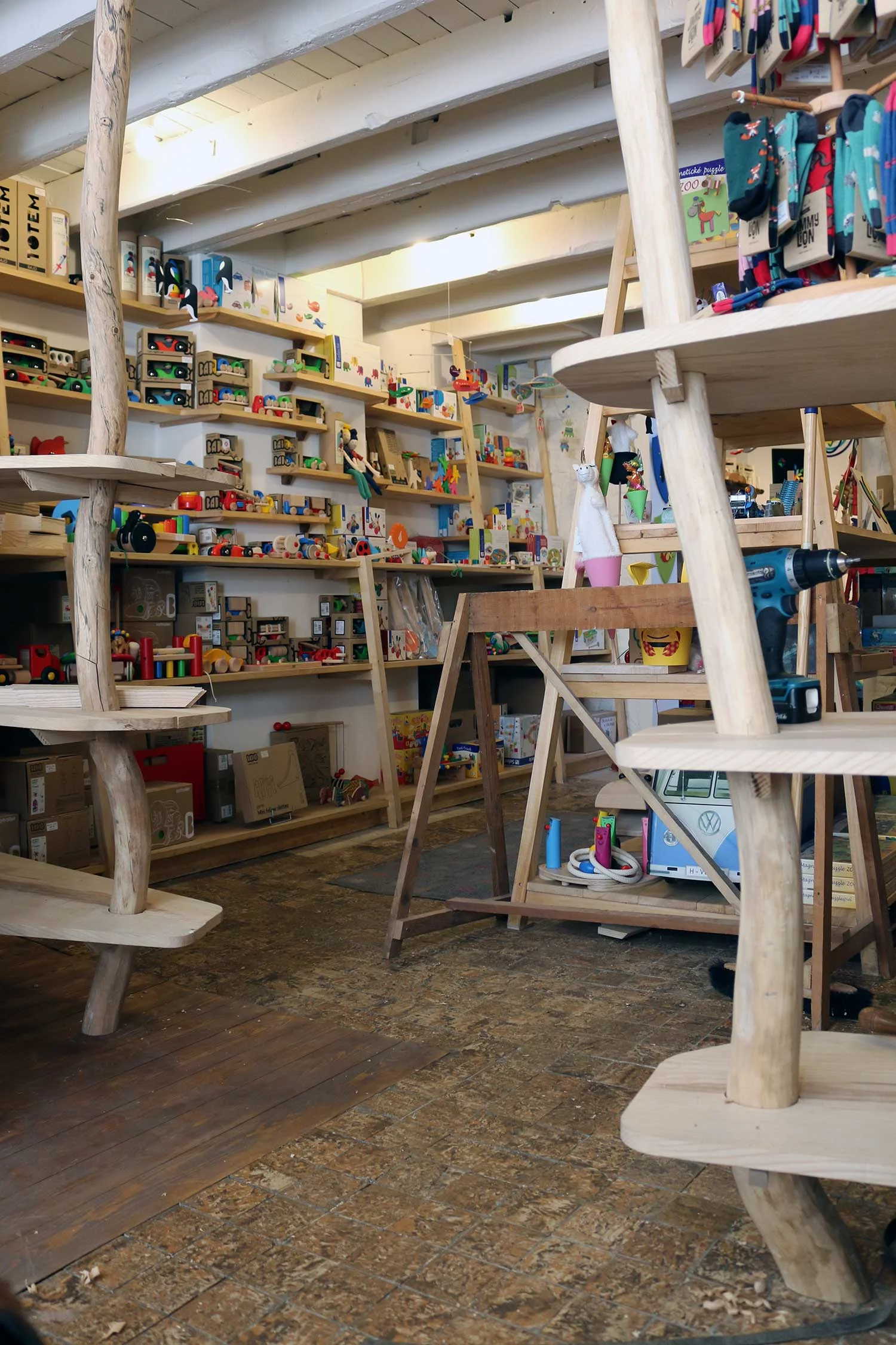 Aménagement du magasin de jouets Totem Toys (Totally Europe Made Toys). https://totemtoys.be / Etagères en hêtre et frêne belges.