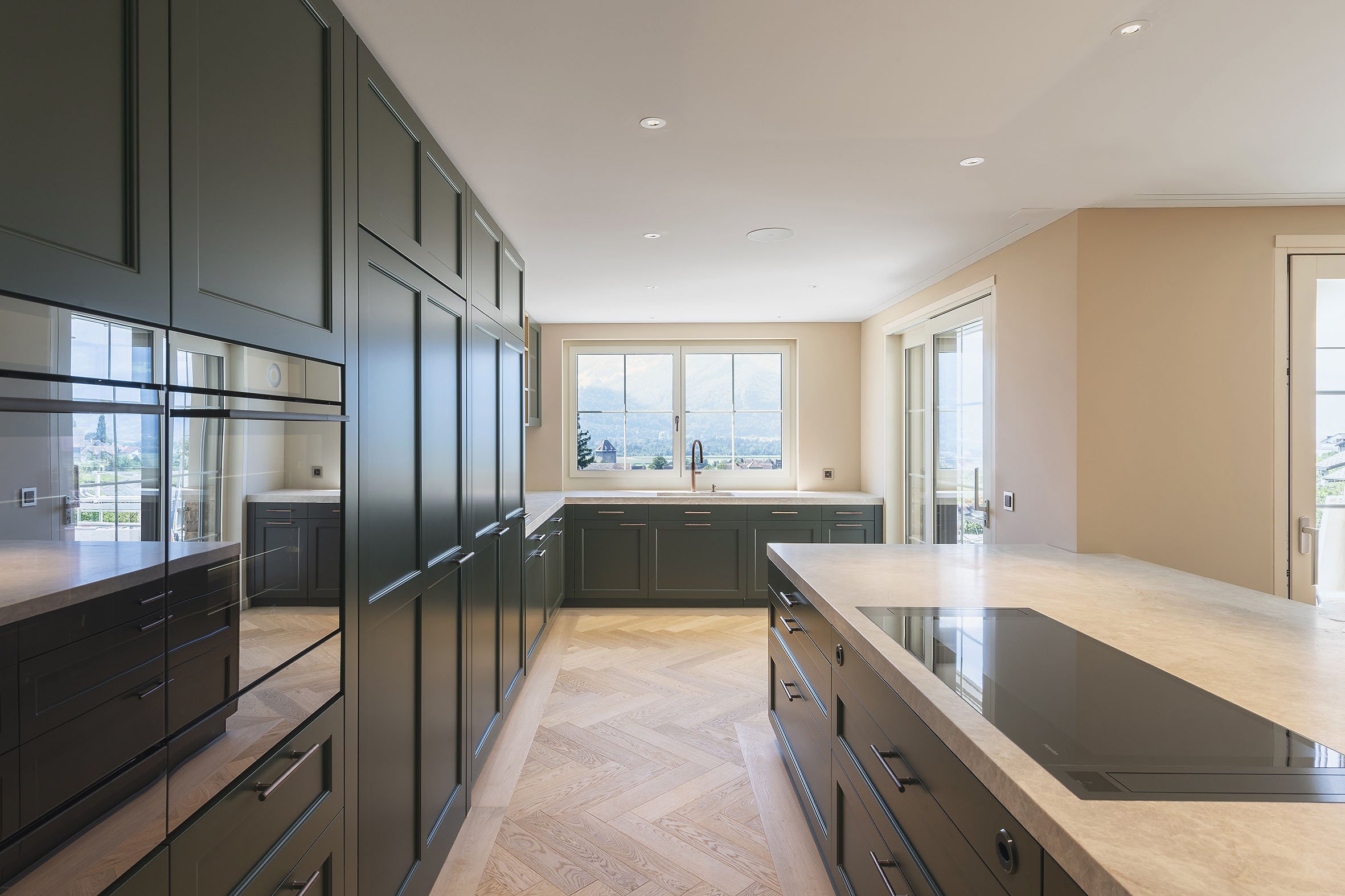  In der Küche wurden die  Möbelgriffe ZYL  in Dunkelbronze eingesetzt 