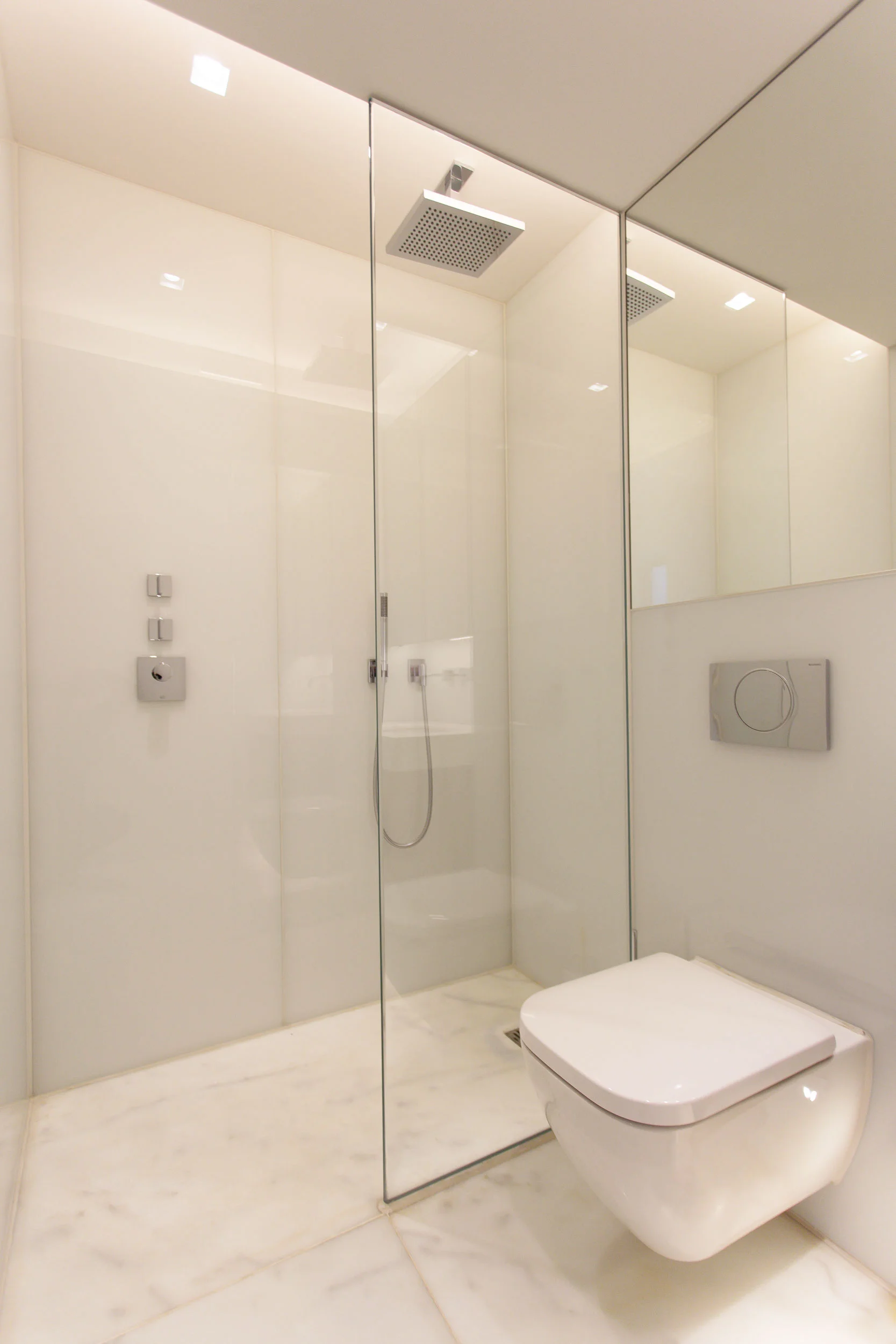 ambigramarchitects_22GreekStreet_Penthouse_bathroom01.jpg