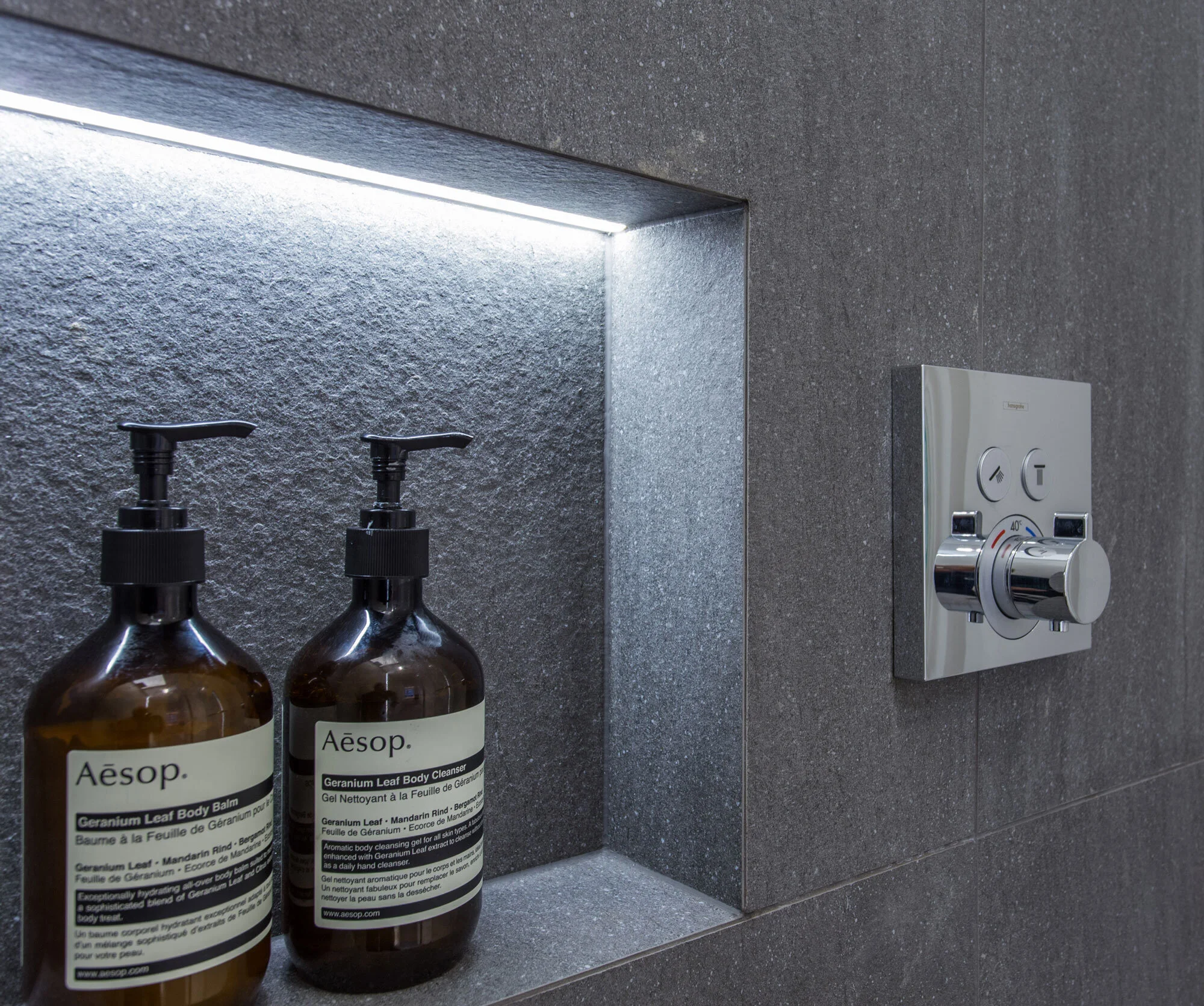 ambigramarchitects_BayhamPlacePh1_bathroomdetail.jpg