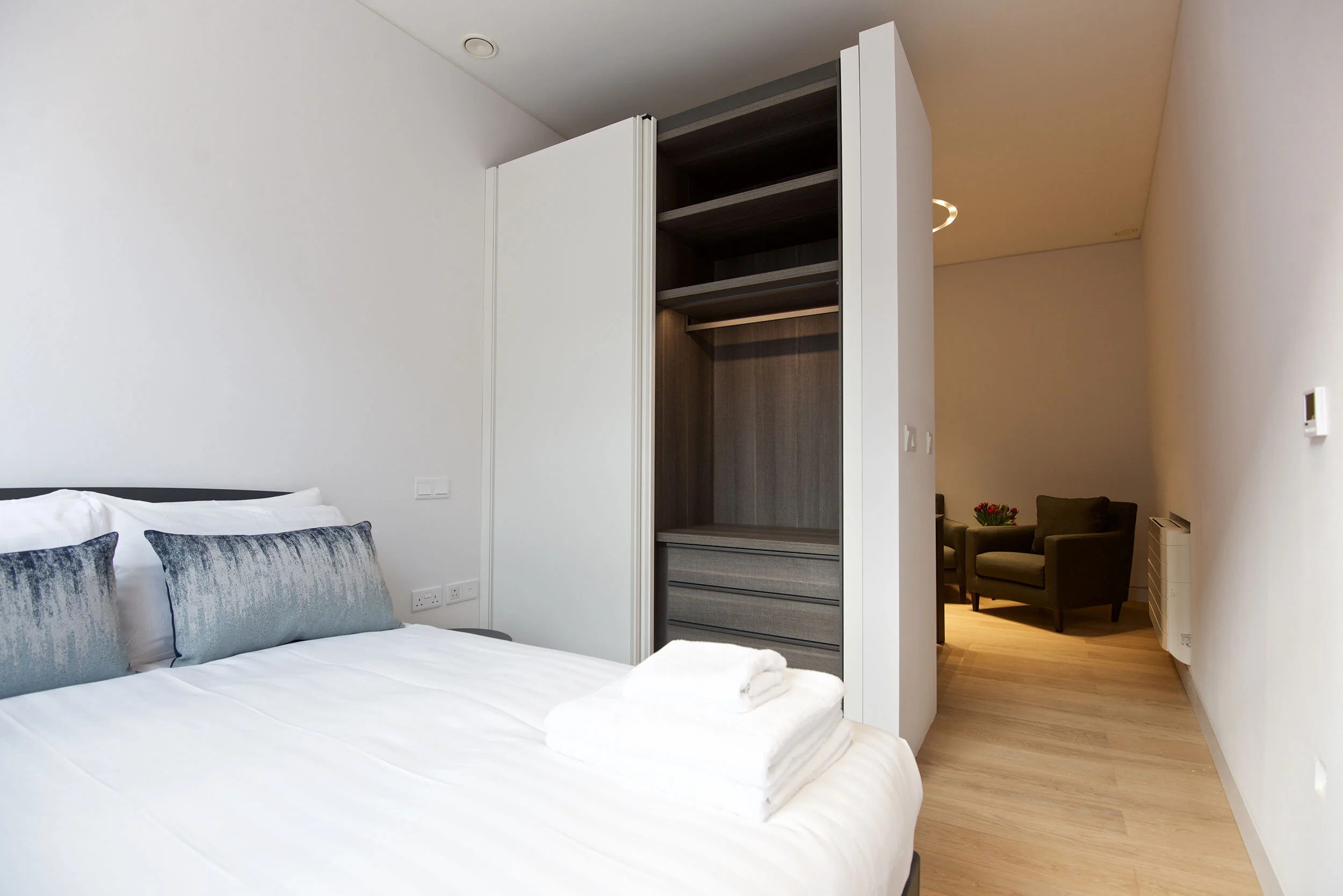 ambigramarchitects_BayhamPlacePh1_bedroom.jpg