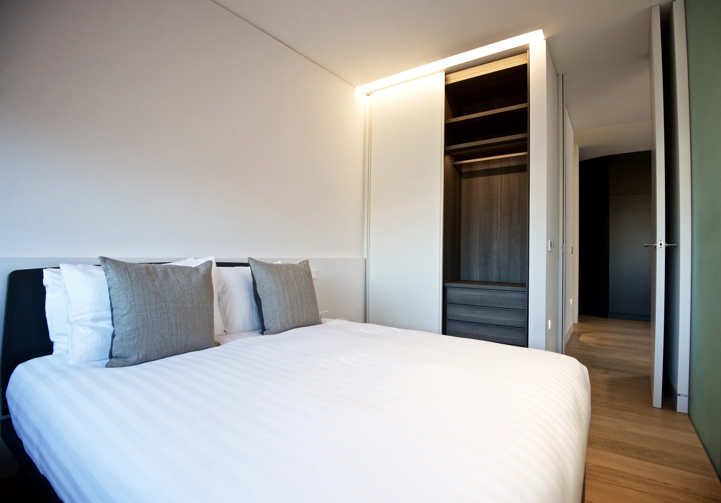 ambigramarchitects_BayhamPlacePh1_Flat14bedroom.jpg