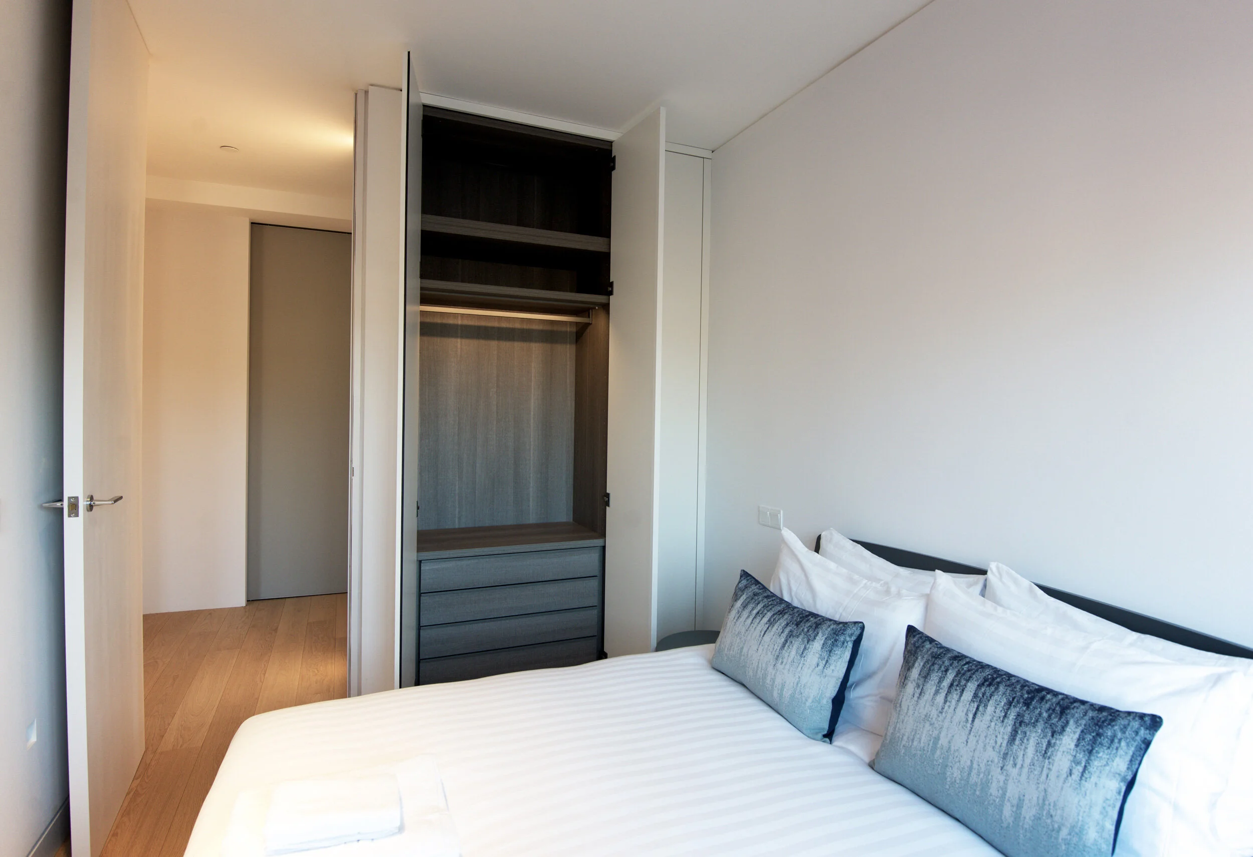ambigramarchitects_BayhamPlacePh1_Flat15bedroom.jpg