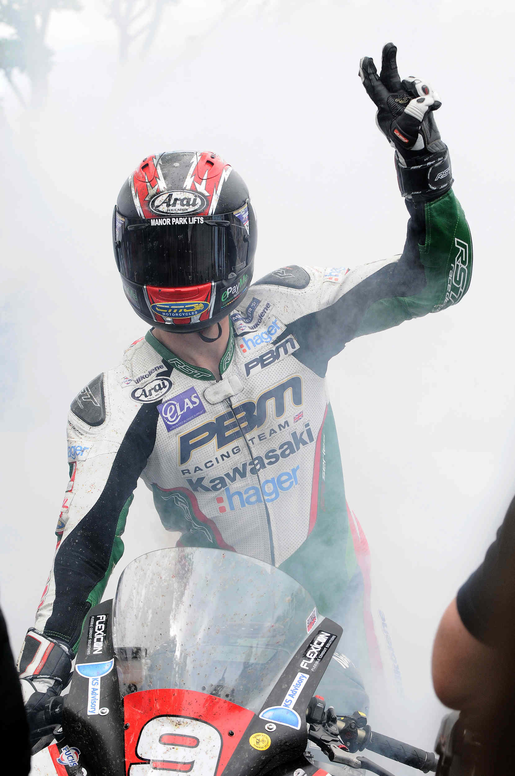  Ian Hutchinson sensationally wins the 2015 Superstock TT, his second win of the week 