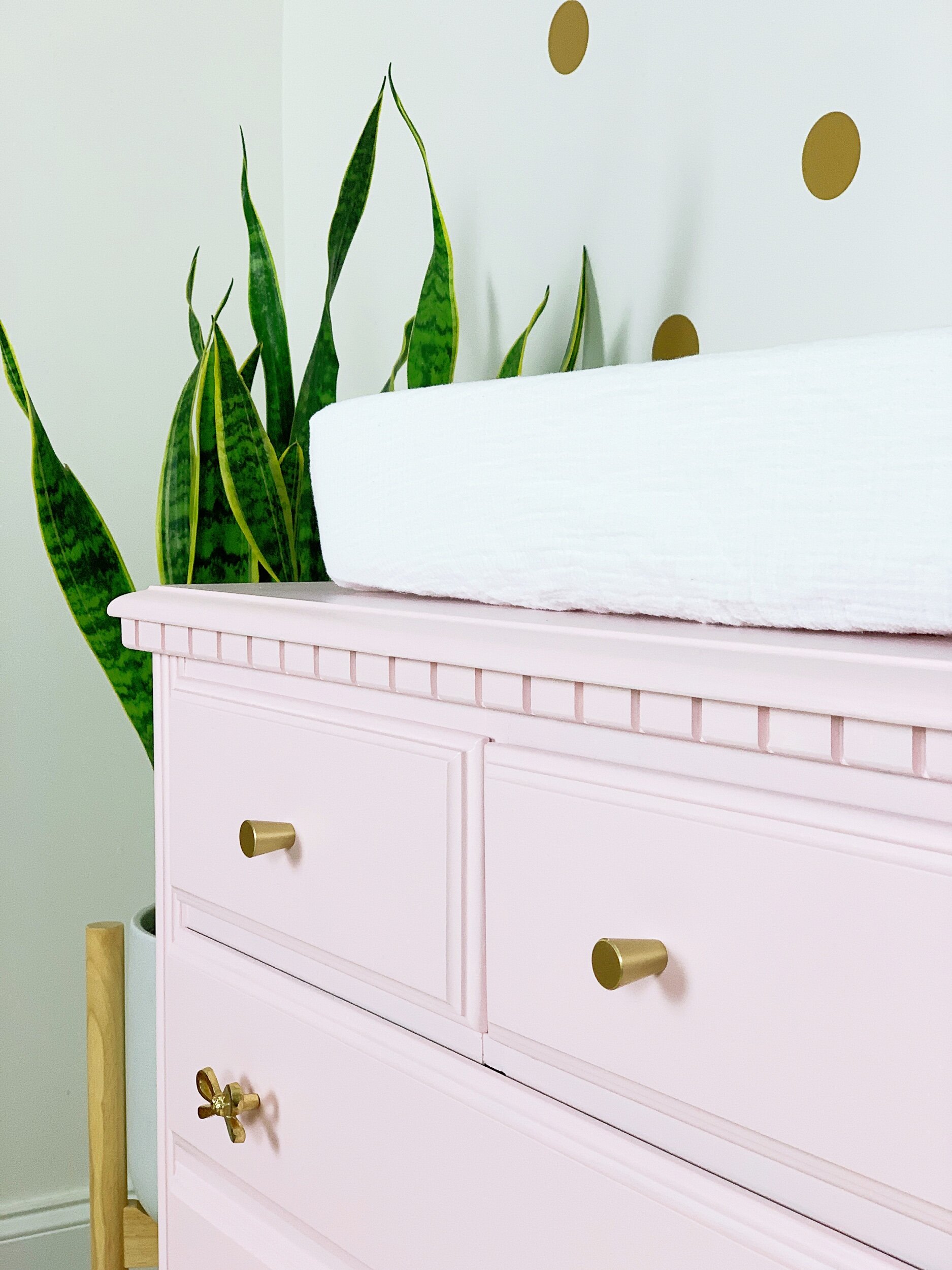 Broyhill Pink Dresser With Bow Knobs Sara Chen Design