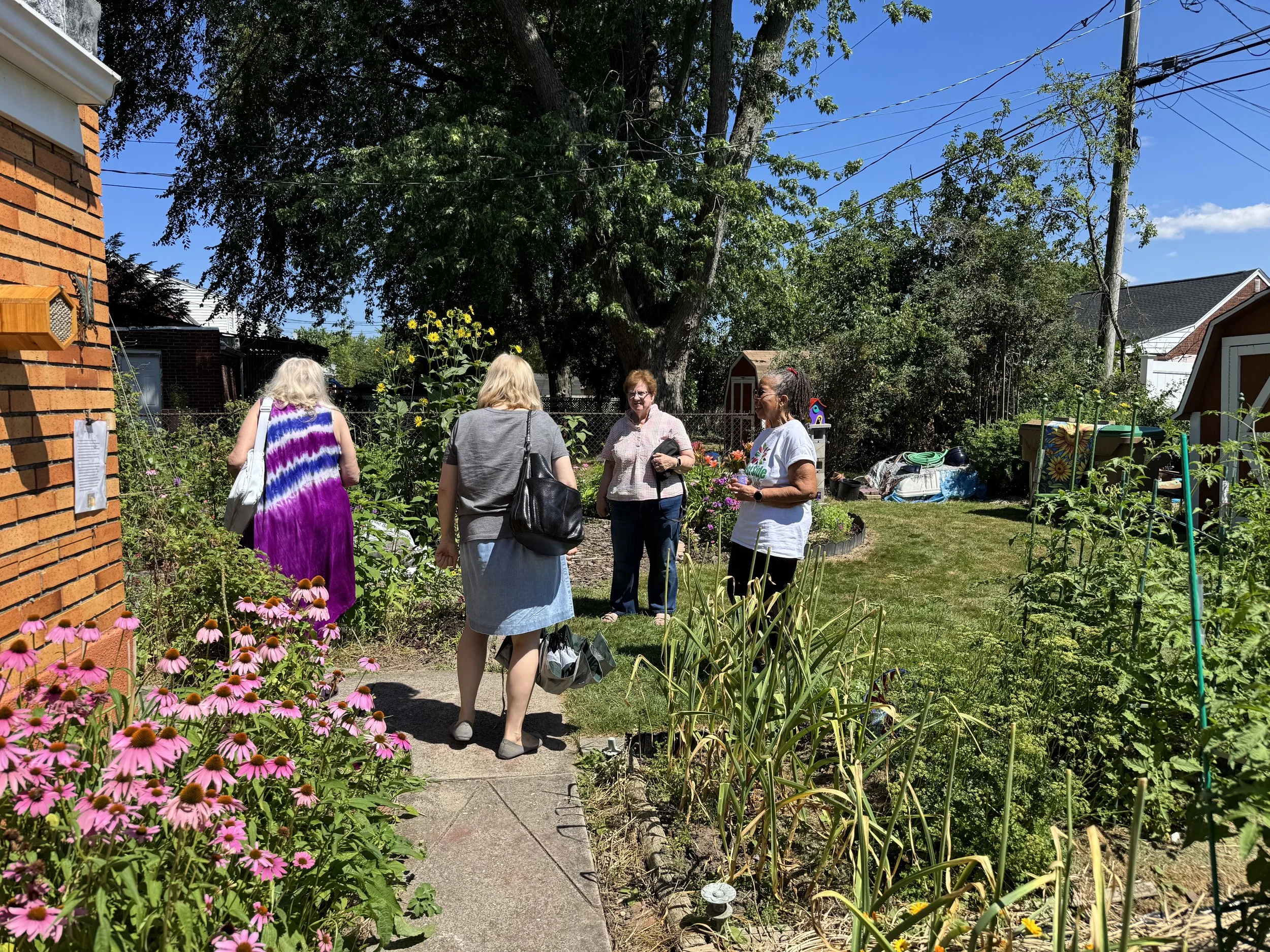 Phyllis Lobbins (right) with visitors, 39 Campbell.jpeg