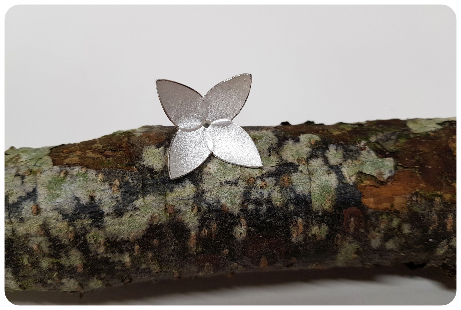 Pyrus floral lapel.png